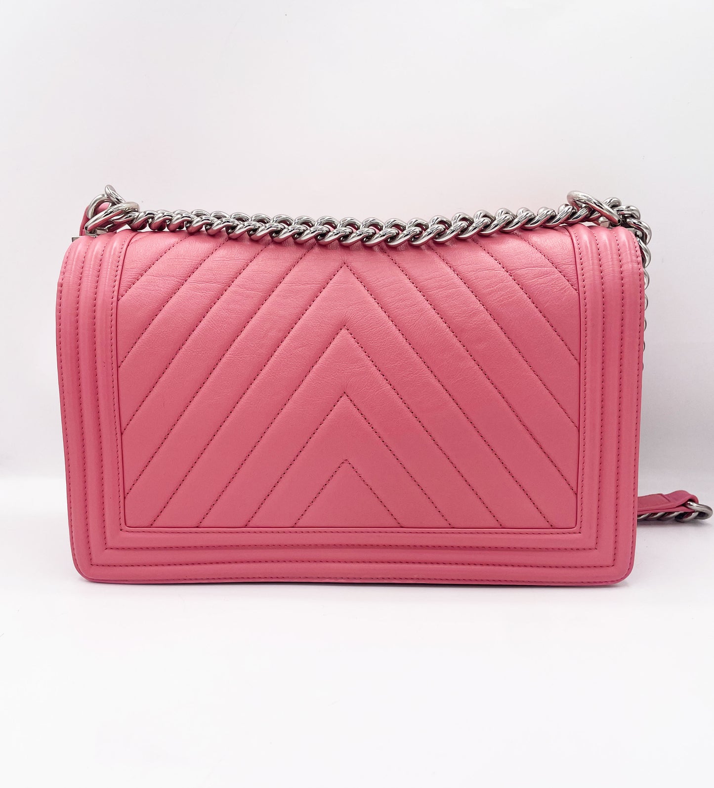 Grand sac Chanel Boy chevron en cuir rose 