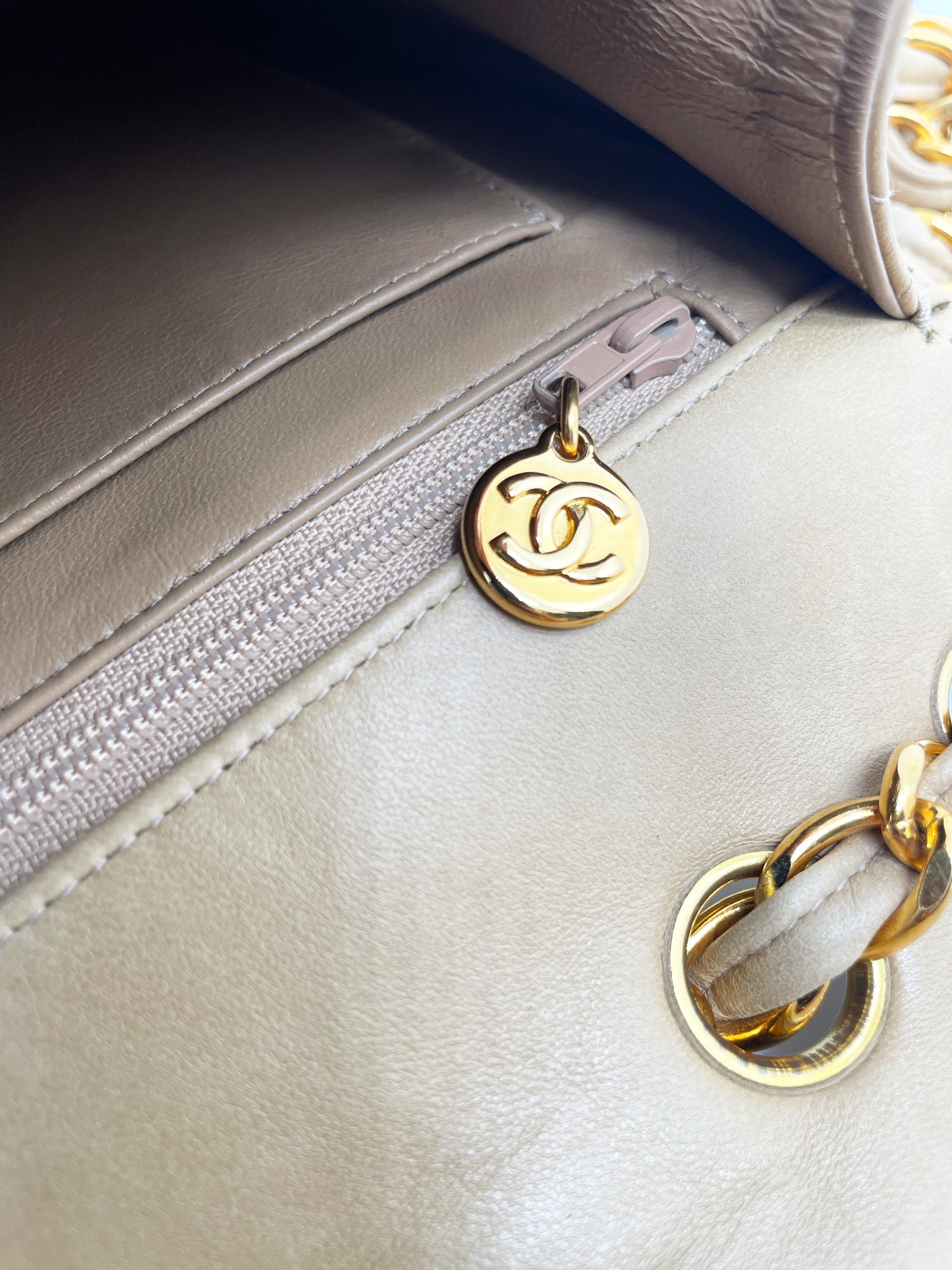 Sublime Chanel Timeless / Classic Jumbo handbag with flap Beige single flap