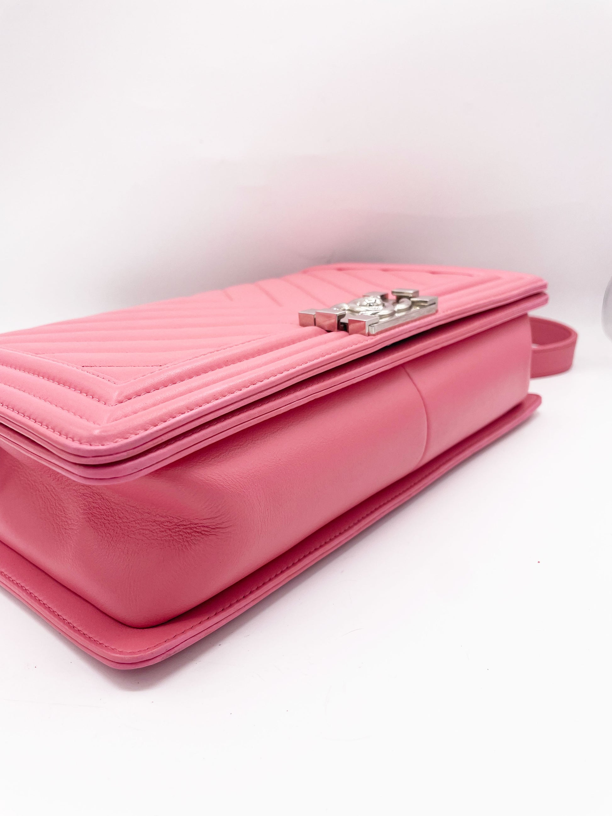 Grand sac Chanel Boy chevron en cuir rose 