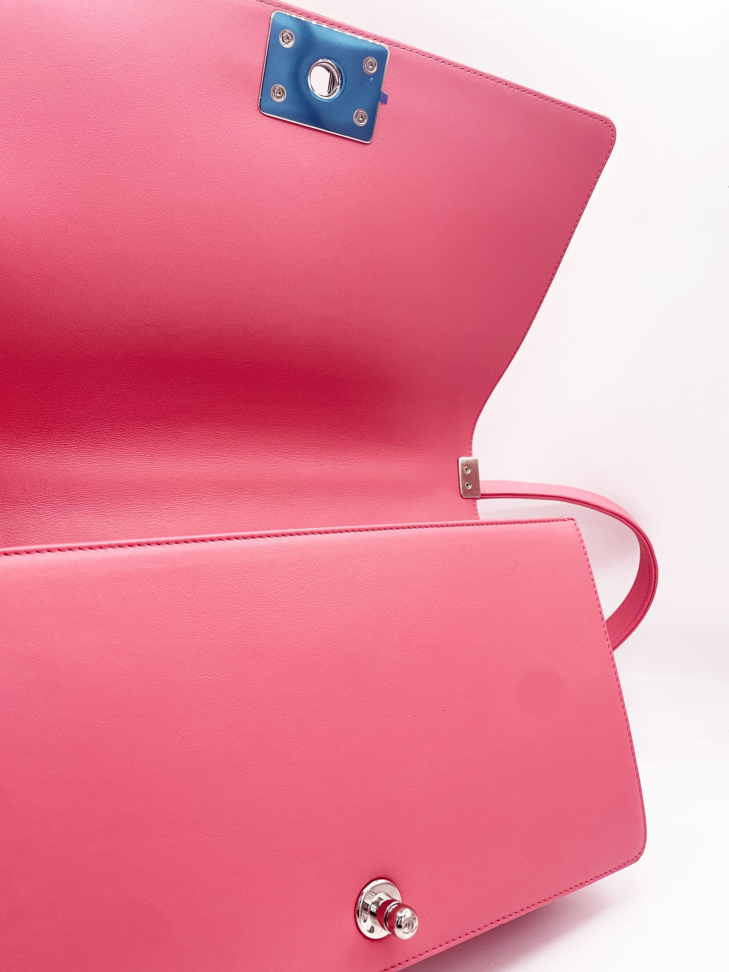 Grand sac Chanel Boy chevron en cuir rose 