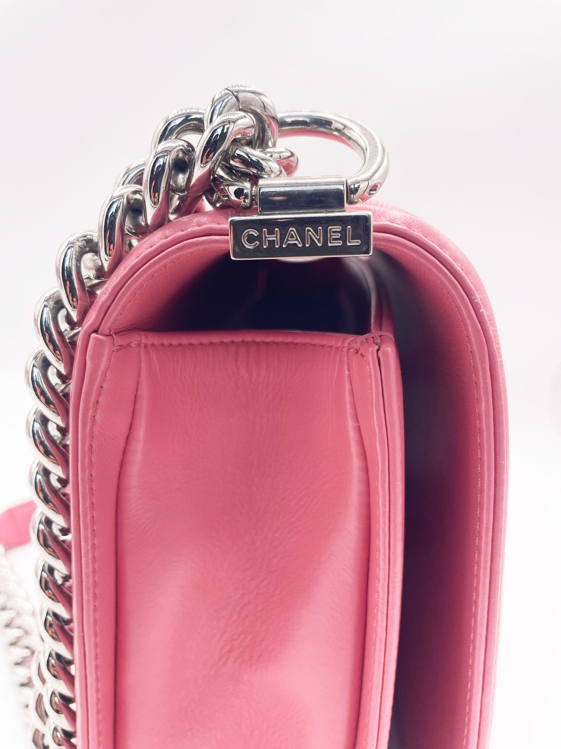 Grand sac Chanel Boy chevron en cuir rose 