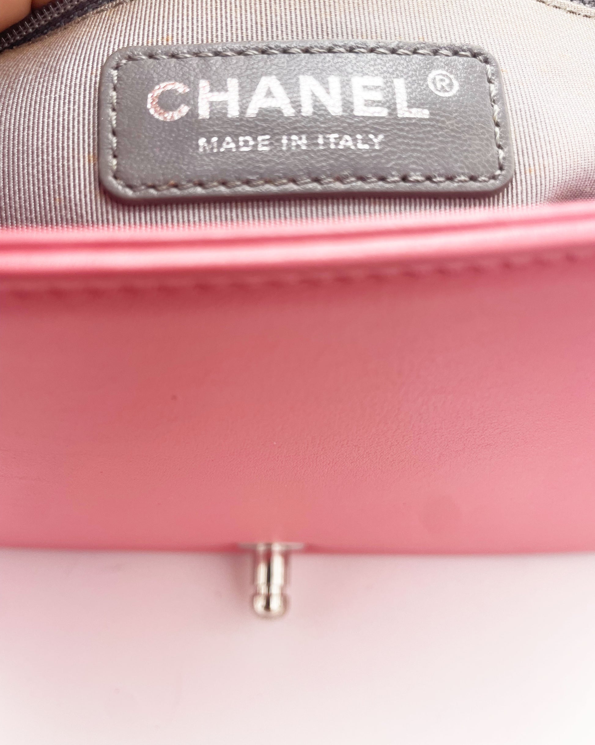 Grand sac Chanel Boy chevron en cuir rose 