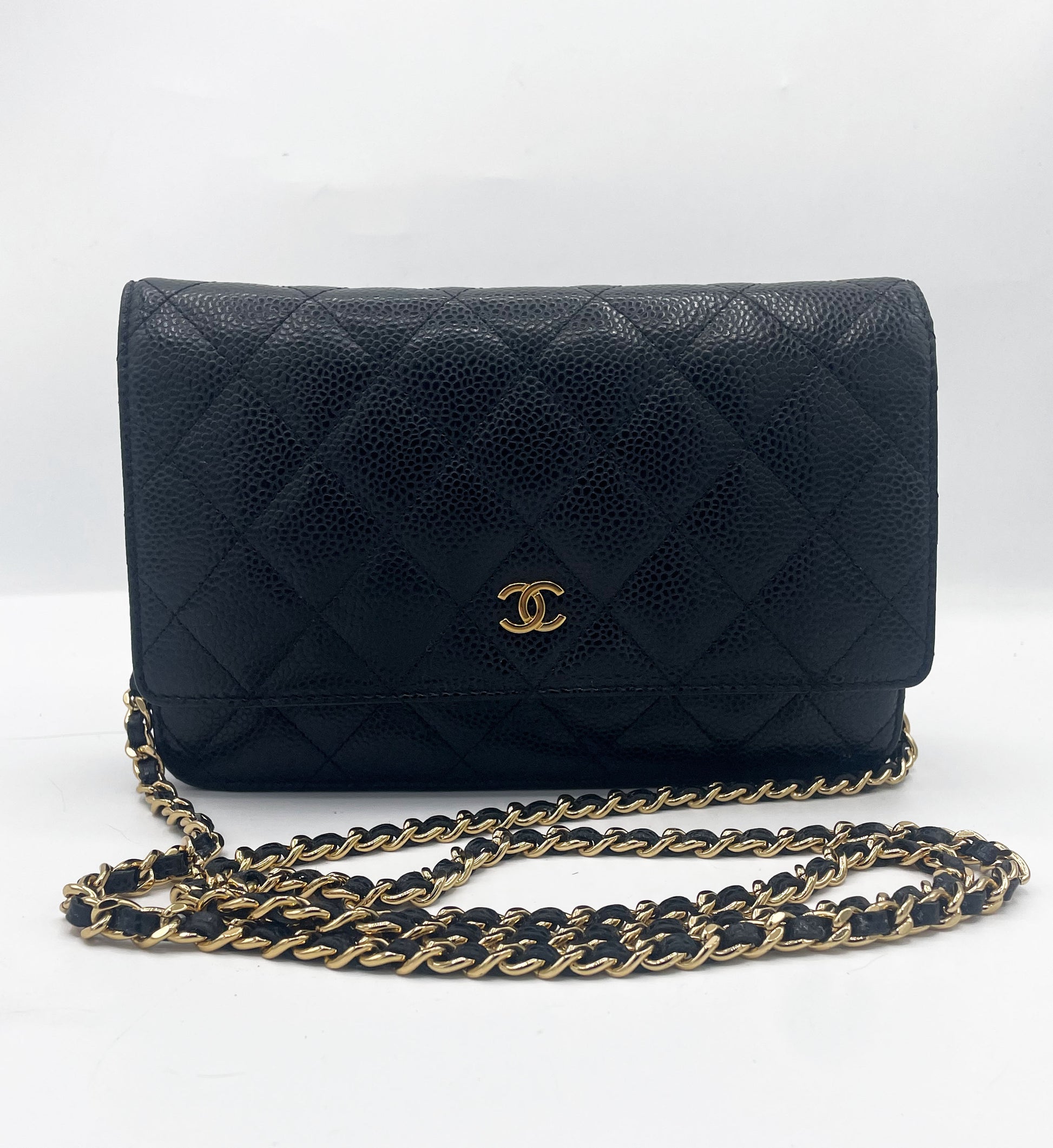  sac bandoulière Chanel Wallet on Chain en cuir grainé matelassé noir
