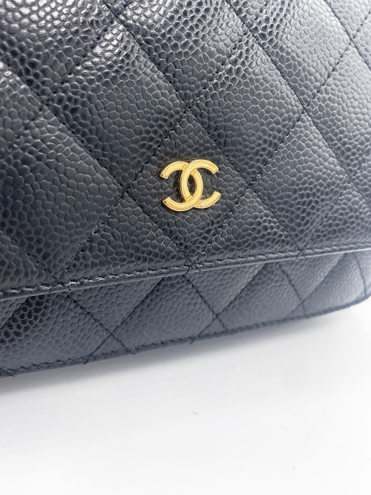 sac bandoulière Chanel Wallet on Chain en cuir grainé matelassé noir