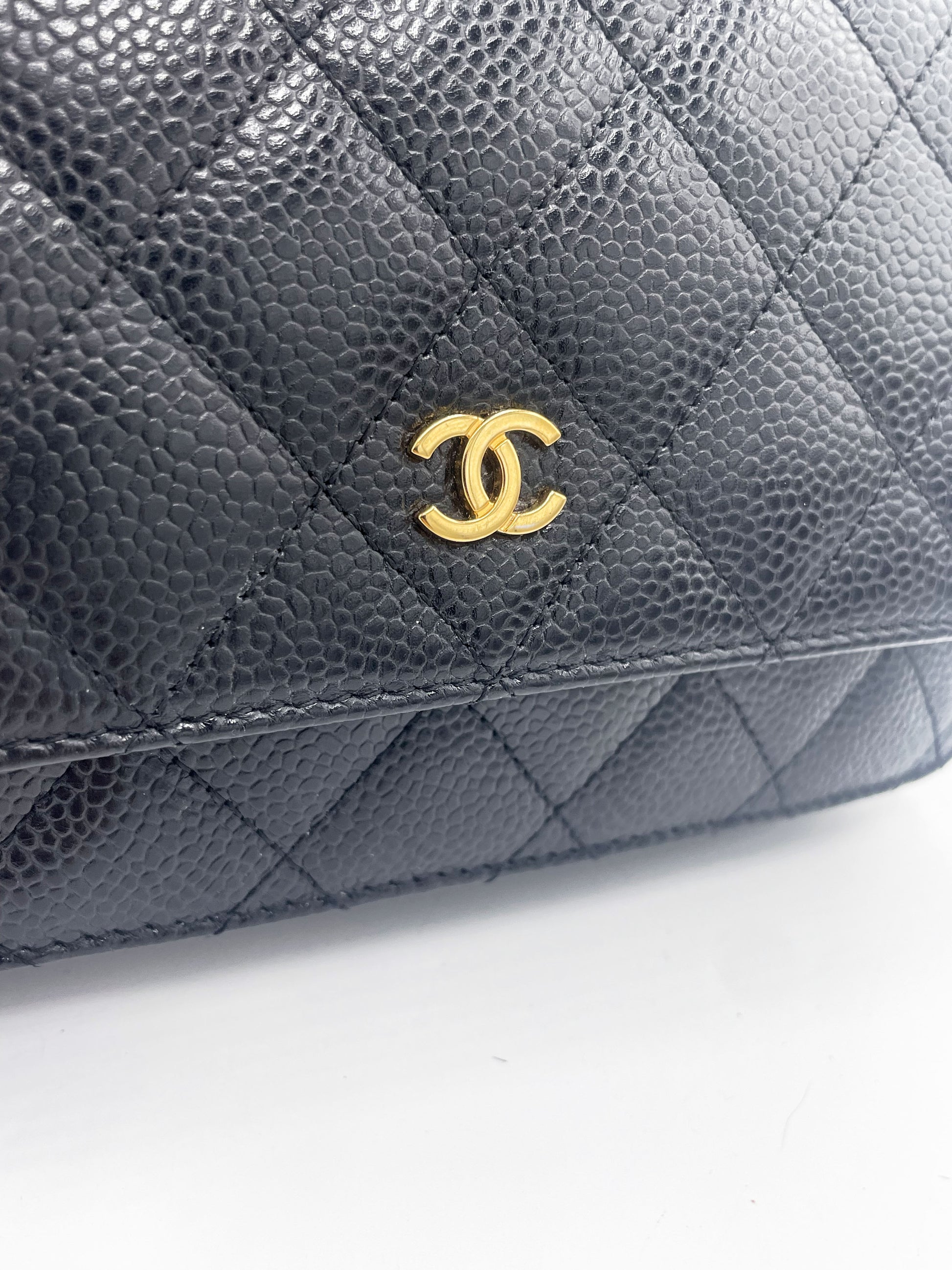 sac bandoulière Chanel Wallet on Chain en cuir grainé matelassé noir