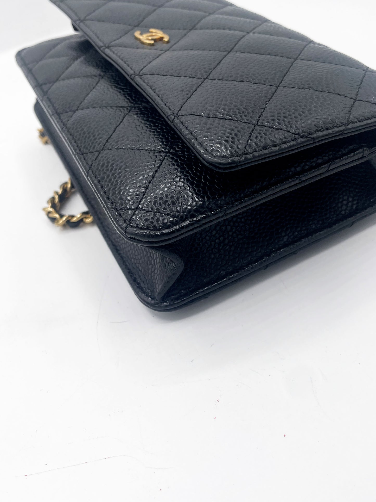 sac bandoulière Chanel Wallet on Chain en cuir grainé matelassé noir