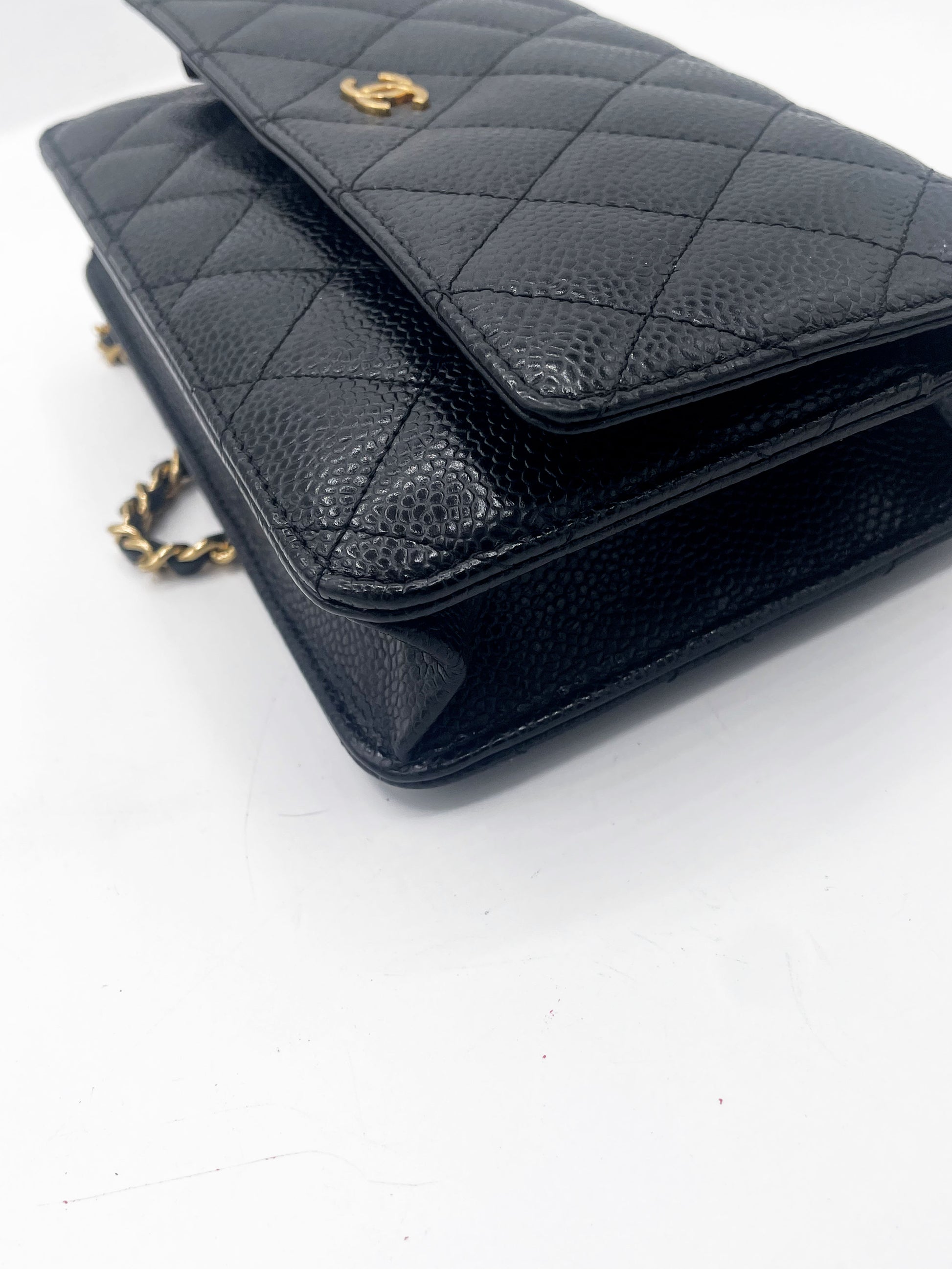 sac bandoulière Chanel Wallet on Chain en cuir grainé matelassé noir