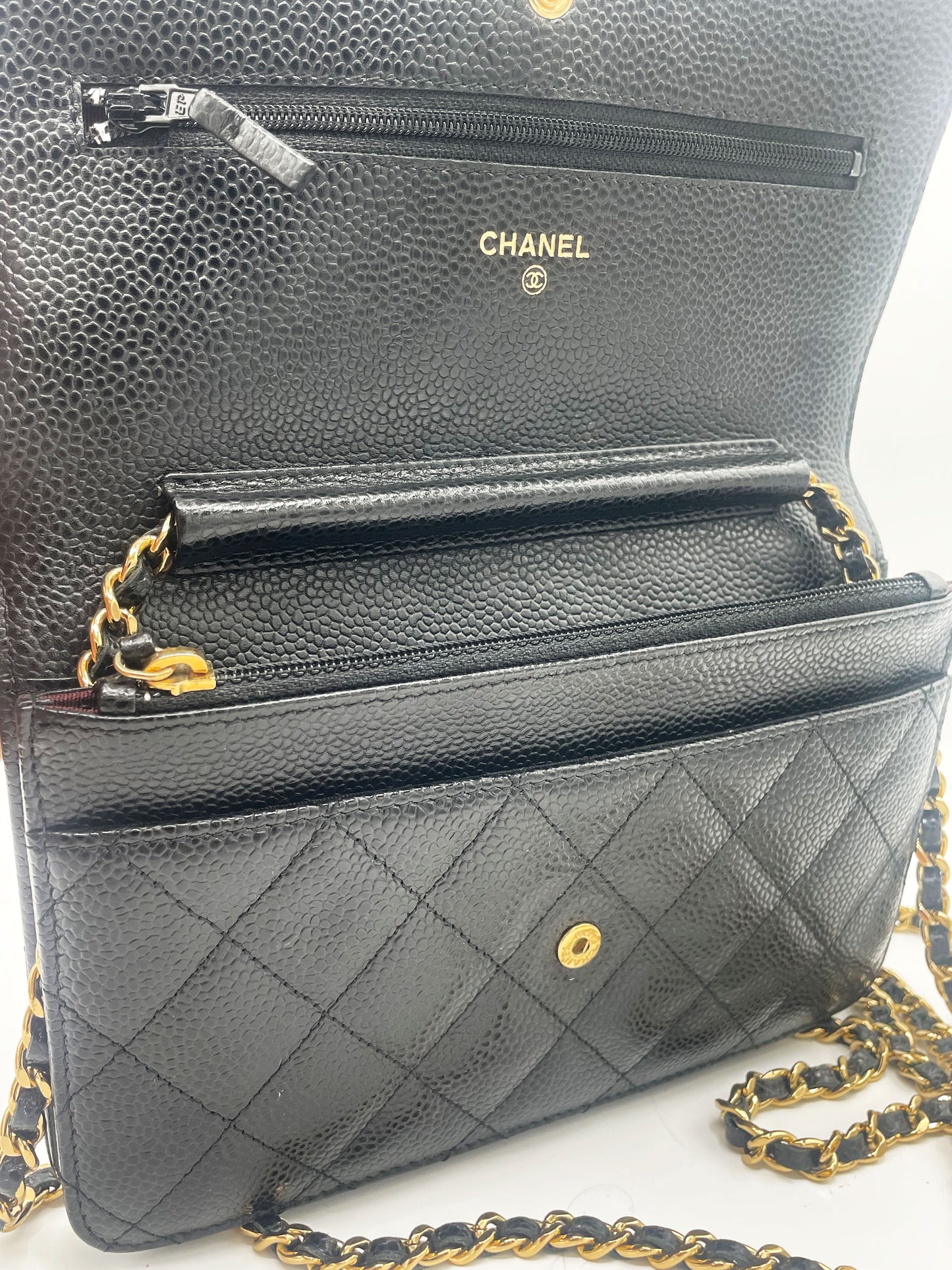 sac bandoulière Chanel Wallet on Chain en cuir grainé matelassé noir