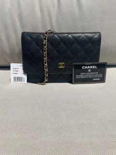 Sac bandoulière Chanel Wallet on Chain en cuir grainé matelassé noir