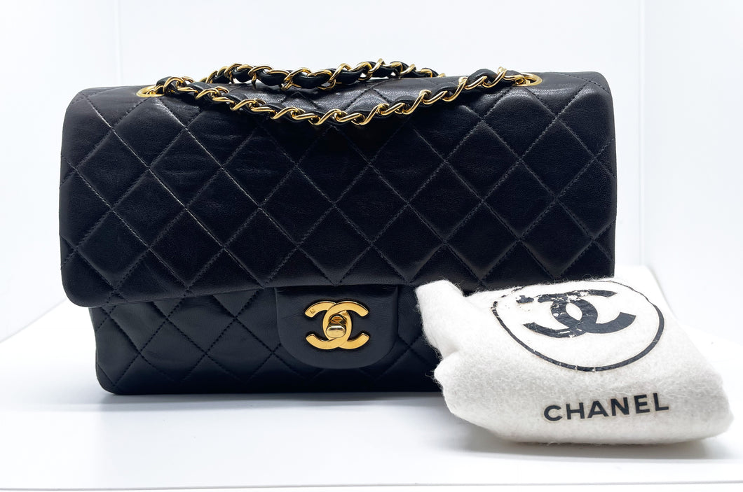 Sac à main Chanel Classique medium en cuir d'agneau noir et métal doré.
