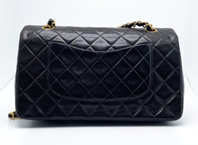 Charger l&#39;image dans la galerie, Sac à main Chanel Classique medium en cuir d&#39;agneau noir et métal doré.
