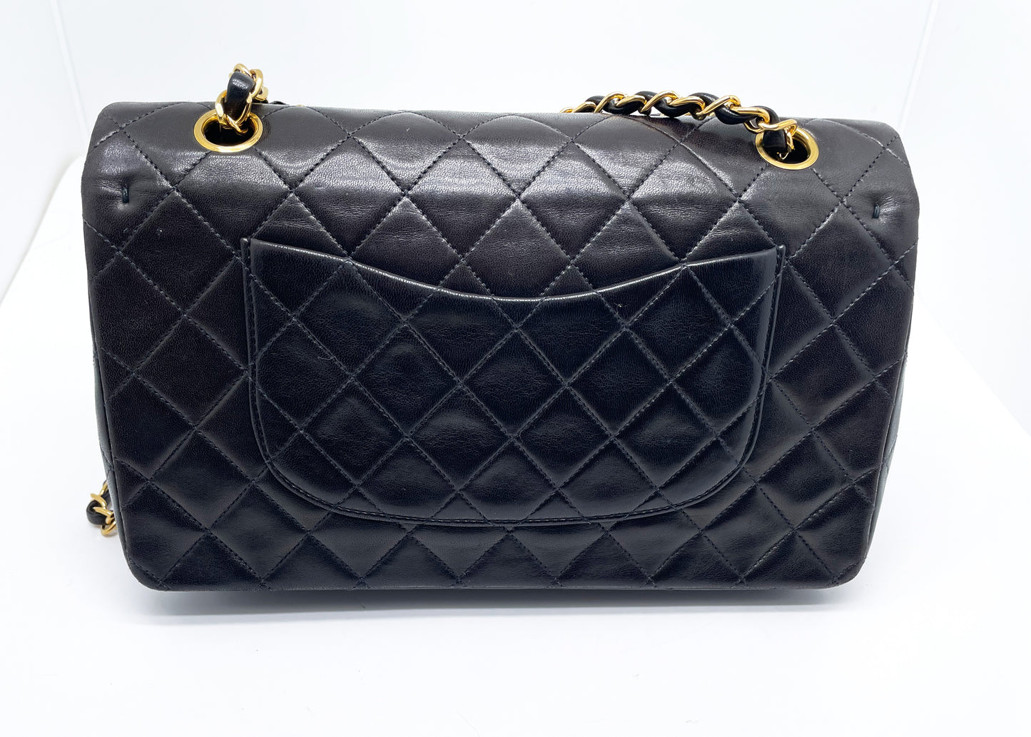 Sac à main Chanel Classique medium en cuir d'agneau noir et métal doré.