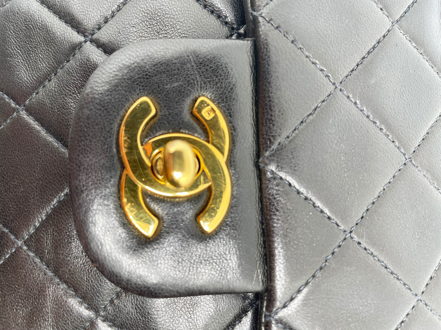 Sac à main Chanel Classique medium en cuir d'agneau noir et métal doré.