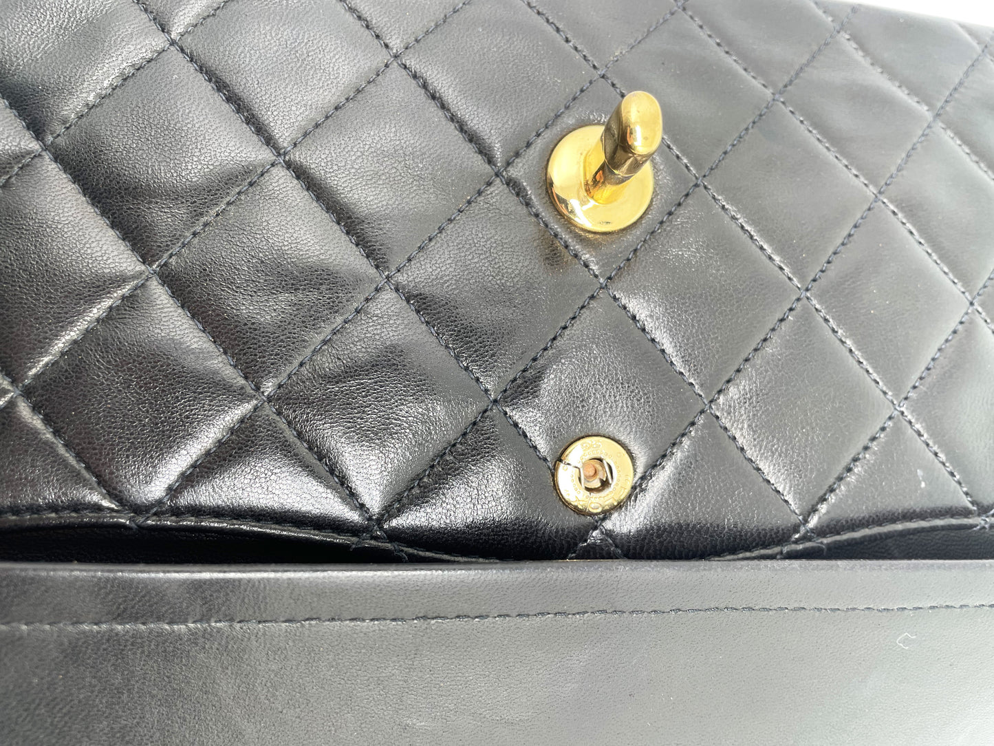 Sac à main Chanel Classique medium en cuir d'agneau noir et métal doré.