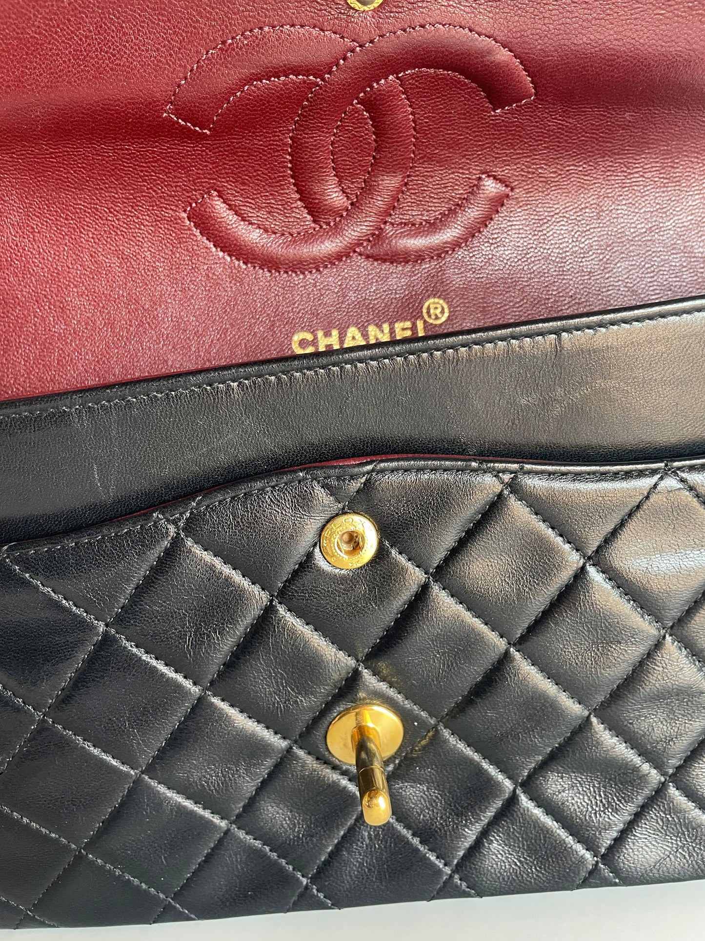 Sac à main Chanel Classique en cuir d'agneau noir et métal doré plaqué or