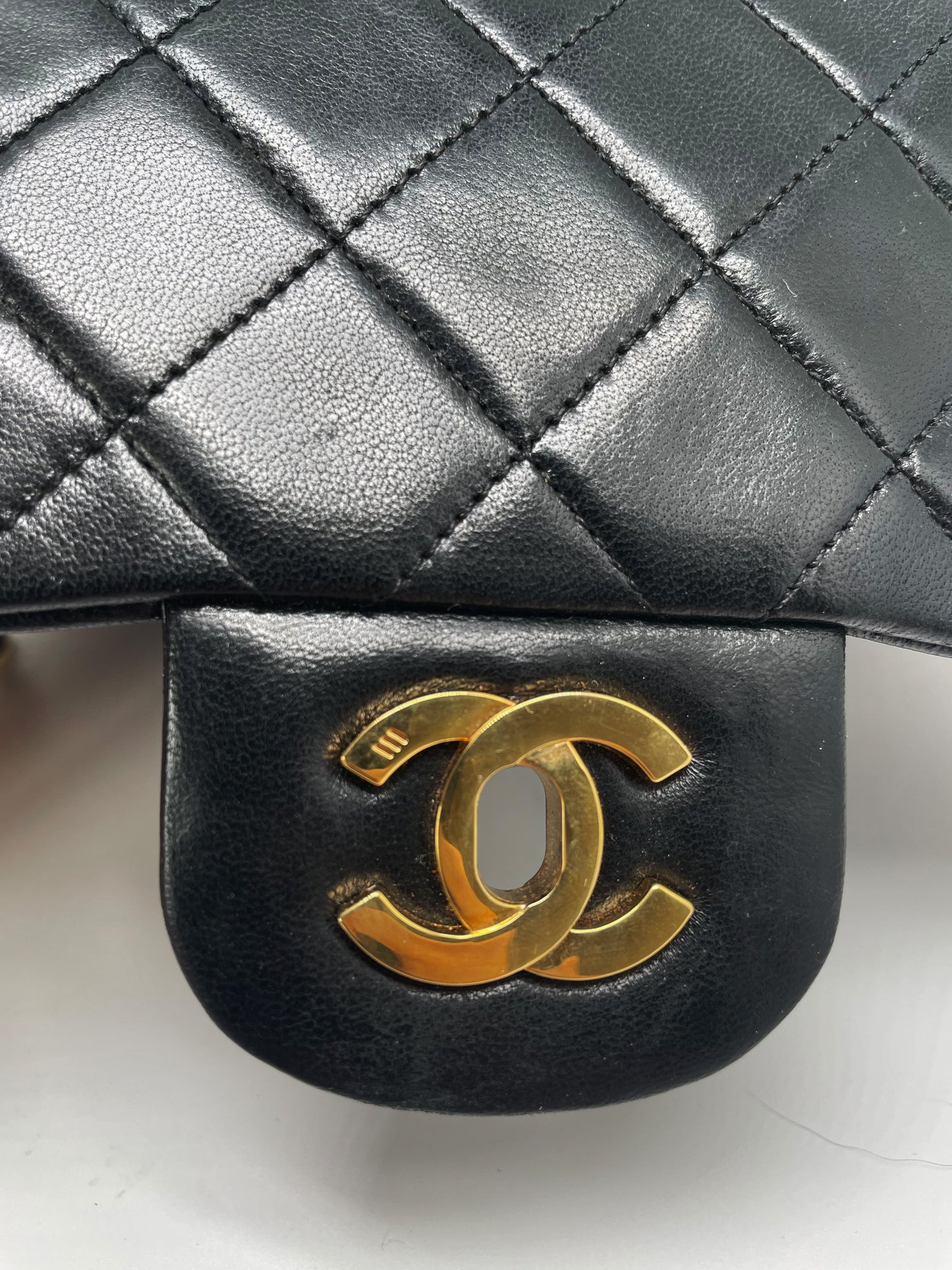 Sac à main Chanel Timeless en double rabat cuir noir 23 cm plaqué or