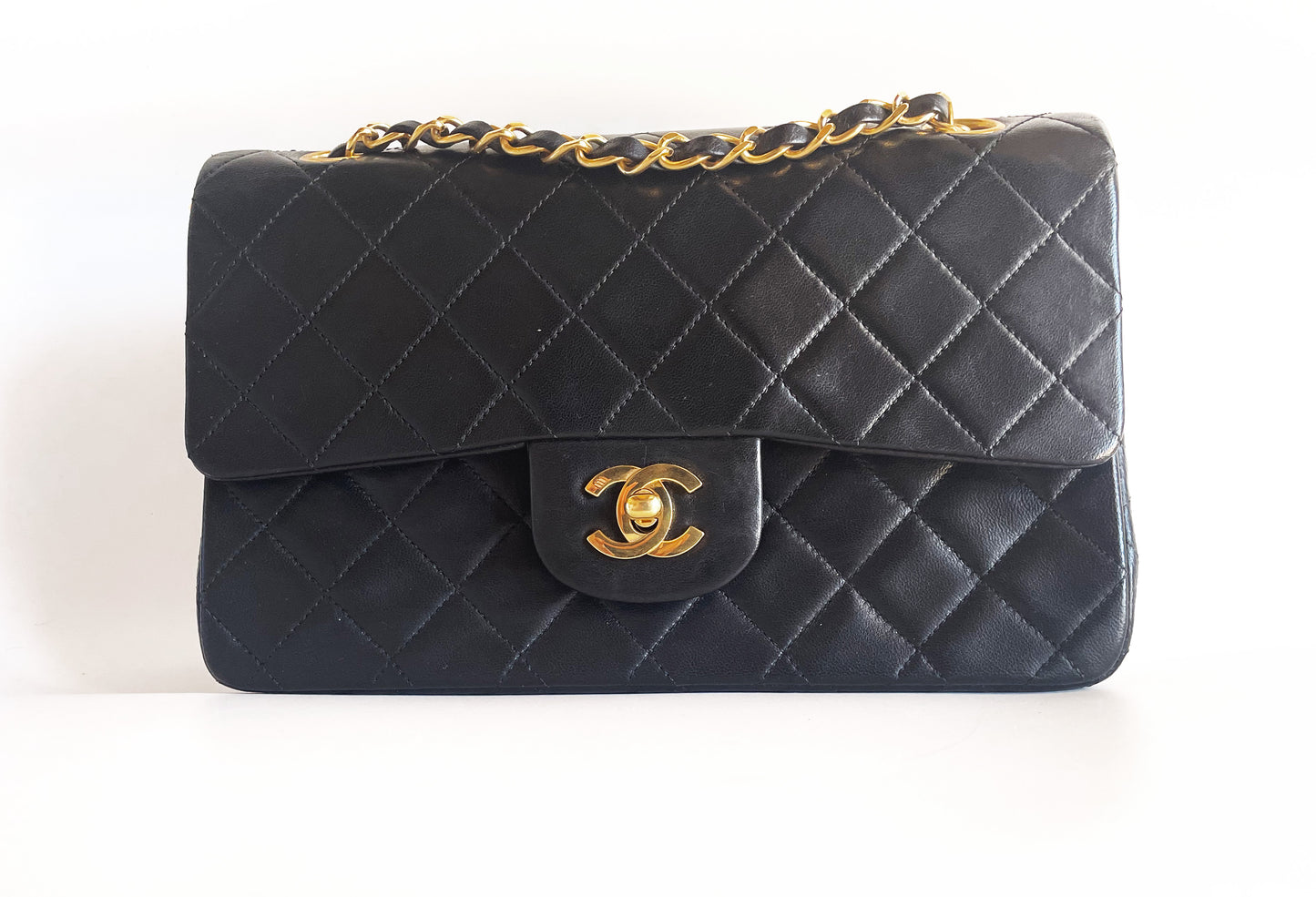 Sac à main Chanel Timeless en double rabat cuir noir 23 cm plaqué or