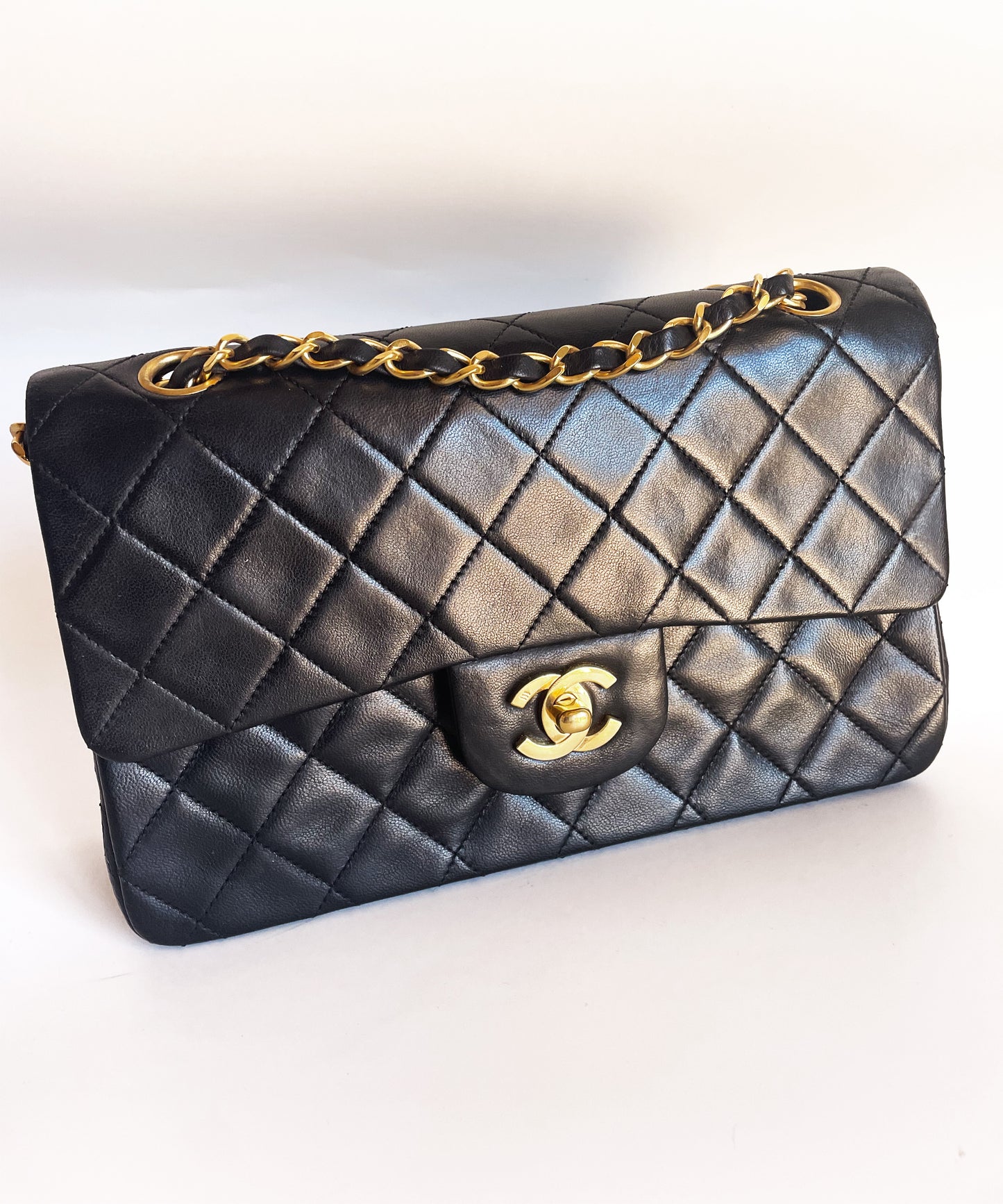 Sac à main Chanel Timeless en double rabat cuir noir 23 cm plaqué or