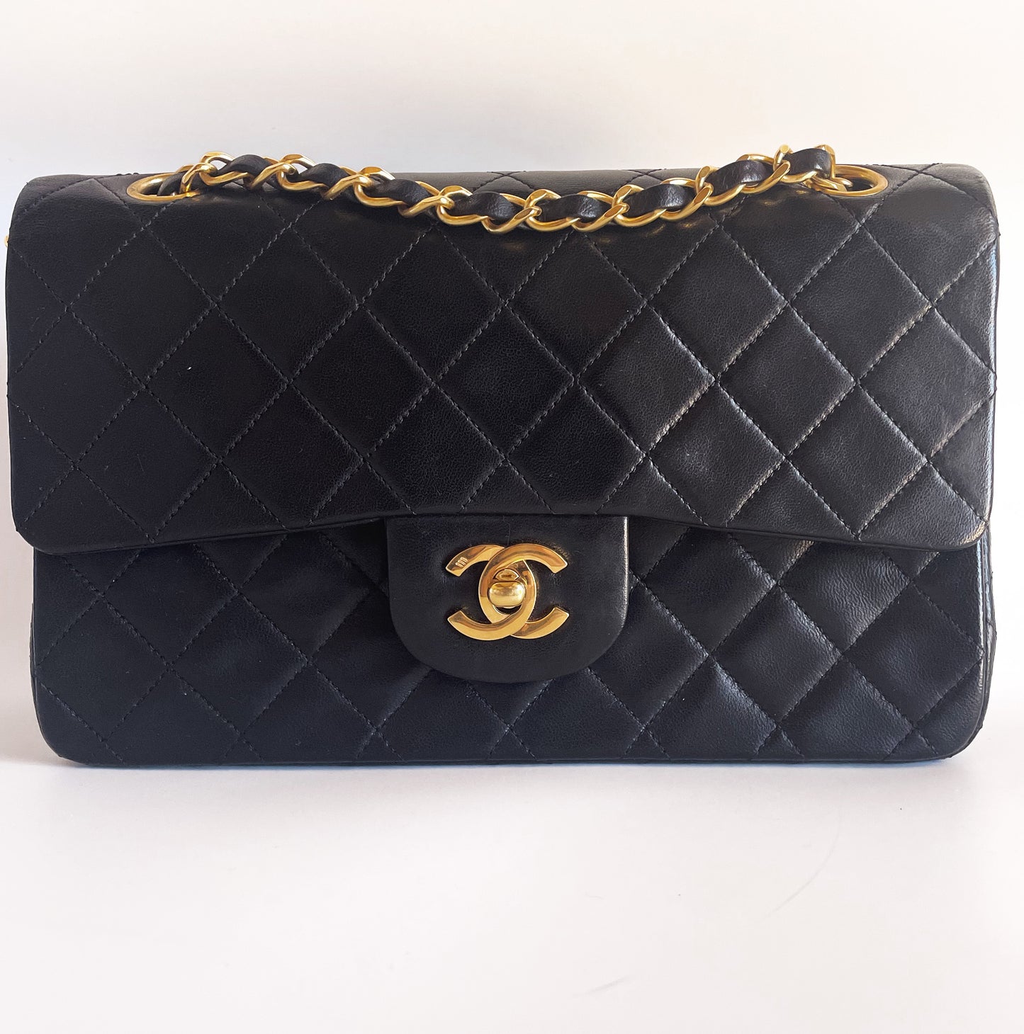 Sac à main Chanel Timeless en double rabat cuir noir 23 cm plaqué or