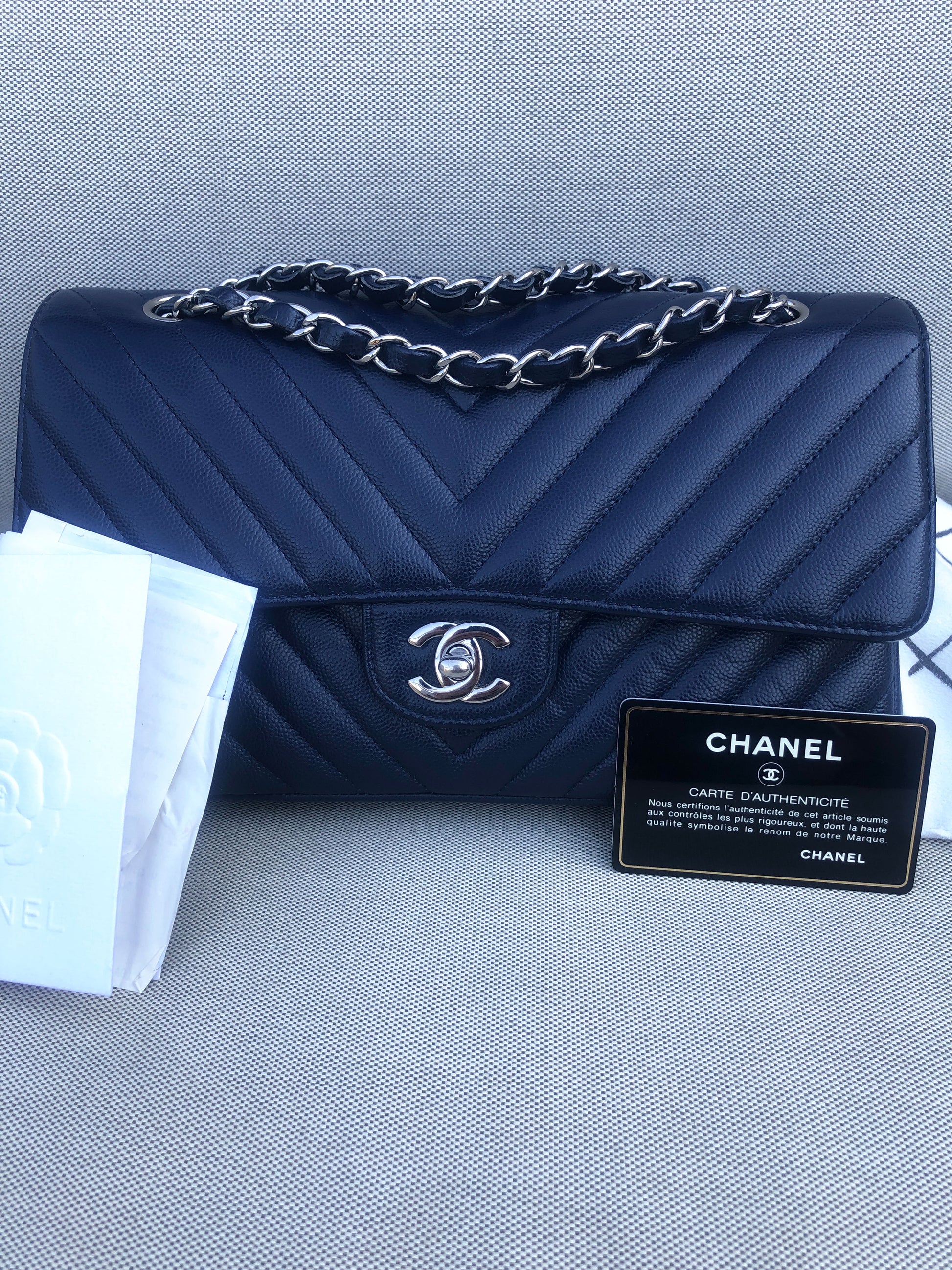 Chanel sac à main timeless / classique chevron cuir grainé bleu.