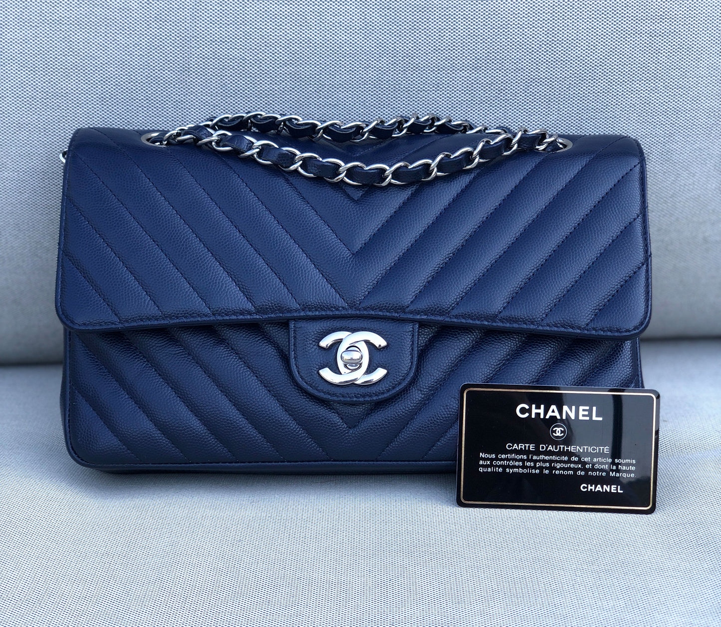 Chanel sac à main timeless / classique chevron cuir grainé bleu.