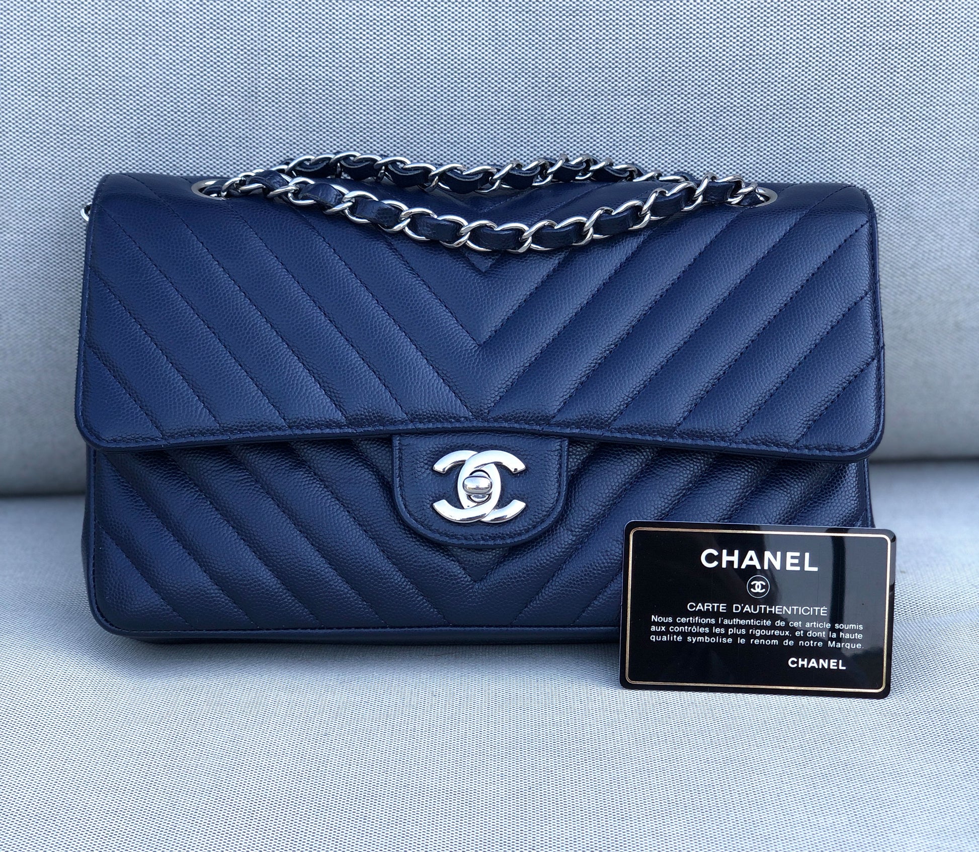 Chanel sac à main timeless / classique chevron cuir grainé bleu.