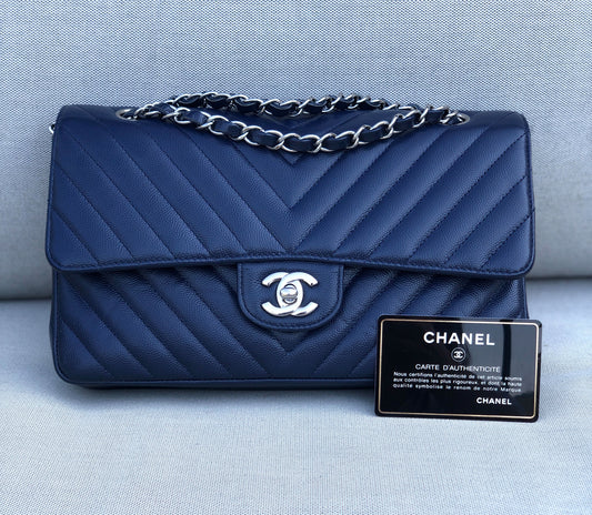 Chanel sac à main timeless / classique chevron cuir grainé bleu.