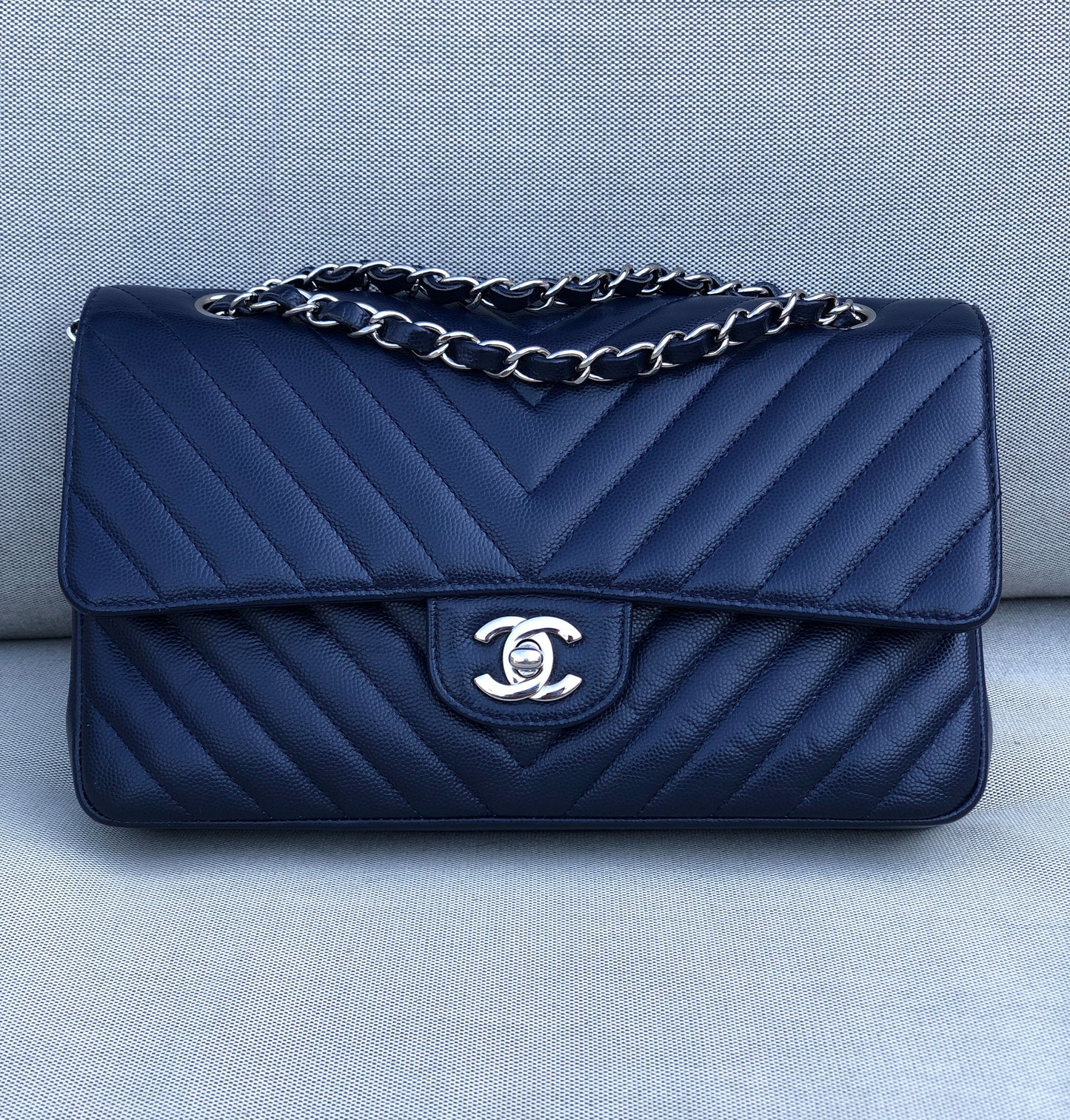 Chanel sac à main timeless / classique chevron cuir grainé bleu.