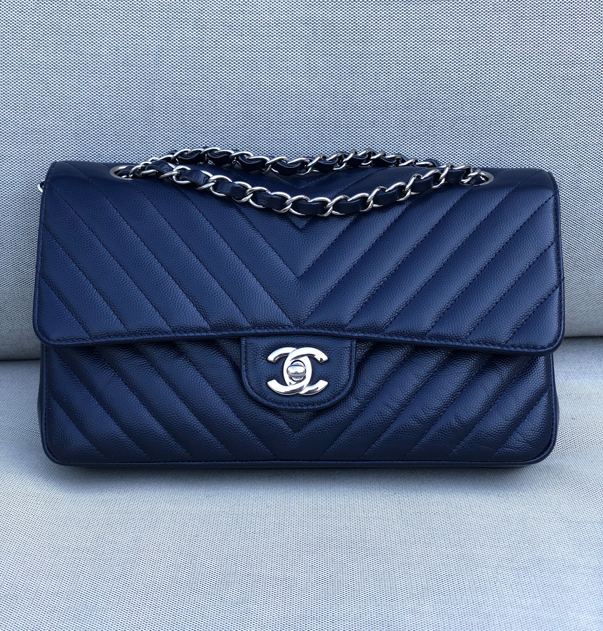 Chanel sac à main timeless / classique chevron cuir grainé bleu.