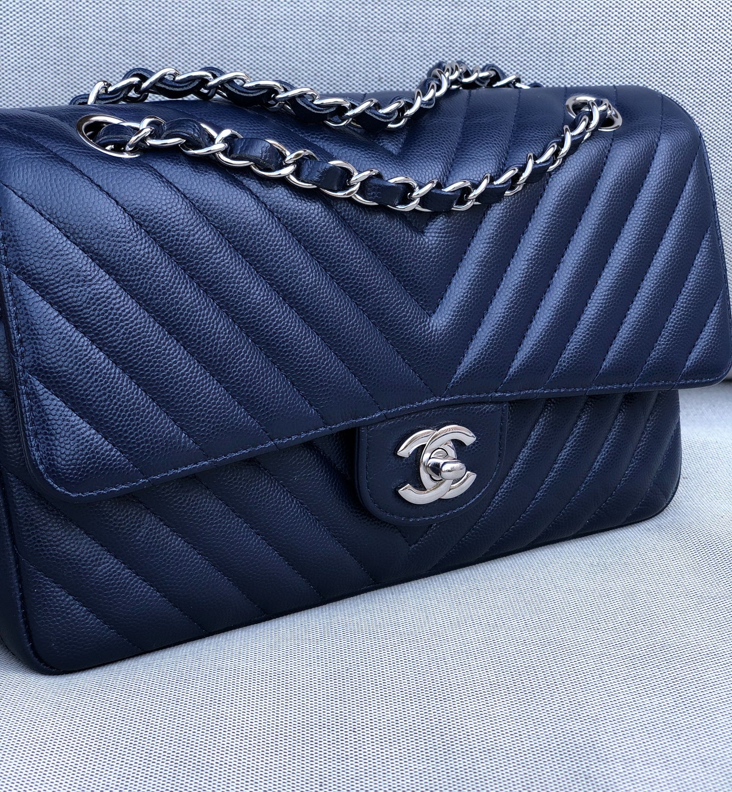 Chanel sac à main timeless / classique chevron cuir grainé bleu.
