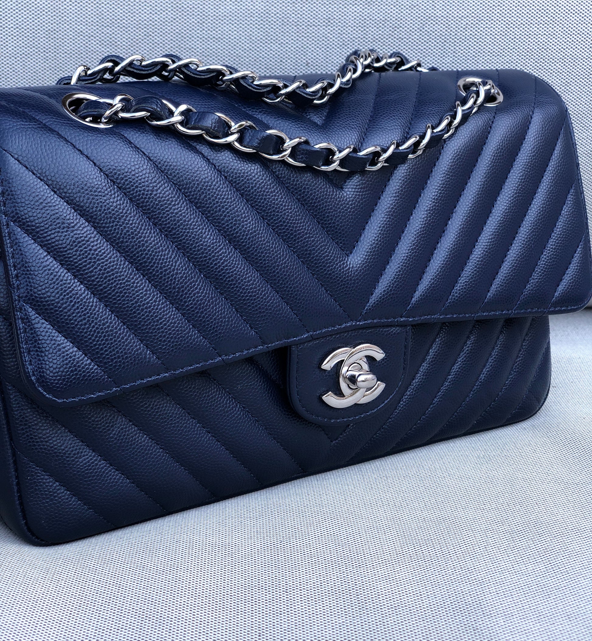 Chanel sac à main timeless / classique chevron cuir grainé bleu.