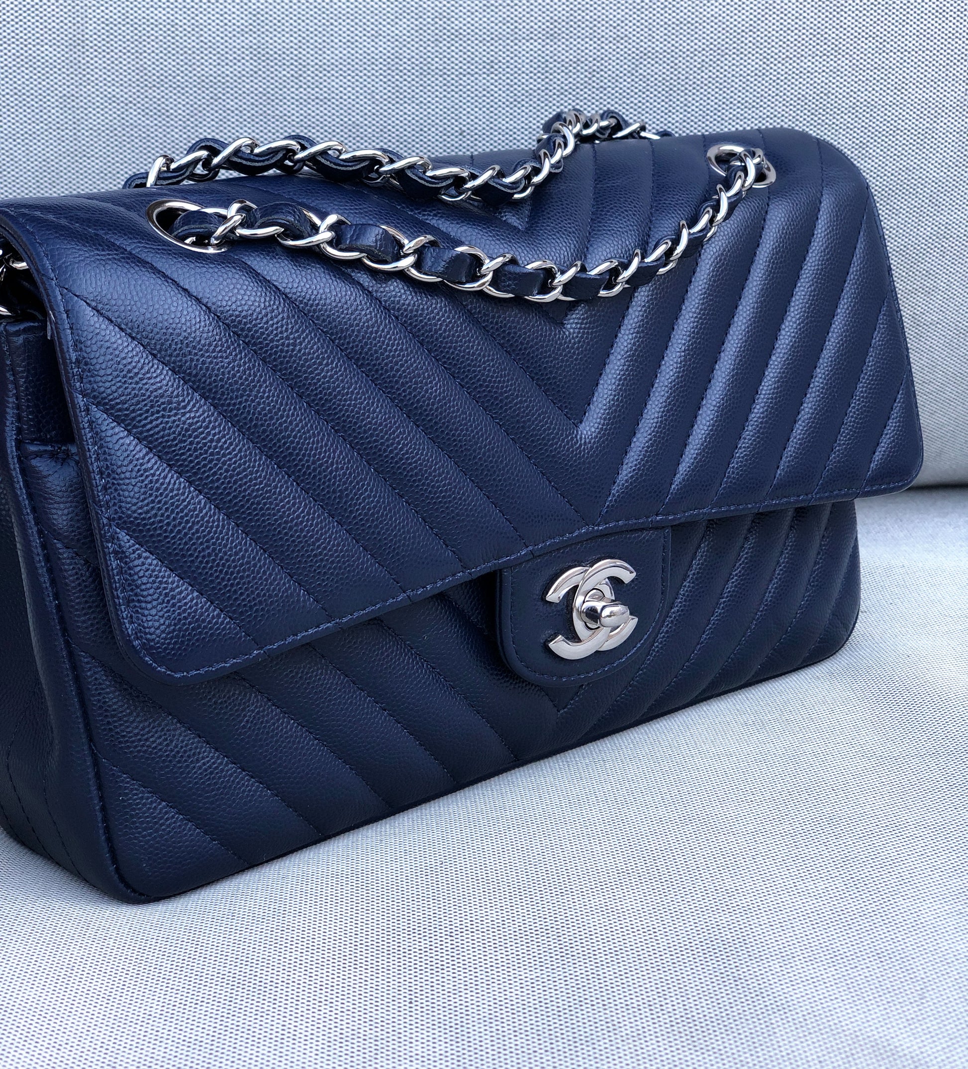 Chanel sac à main timeless / classique chevron cuir grainé bleu.