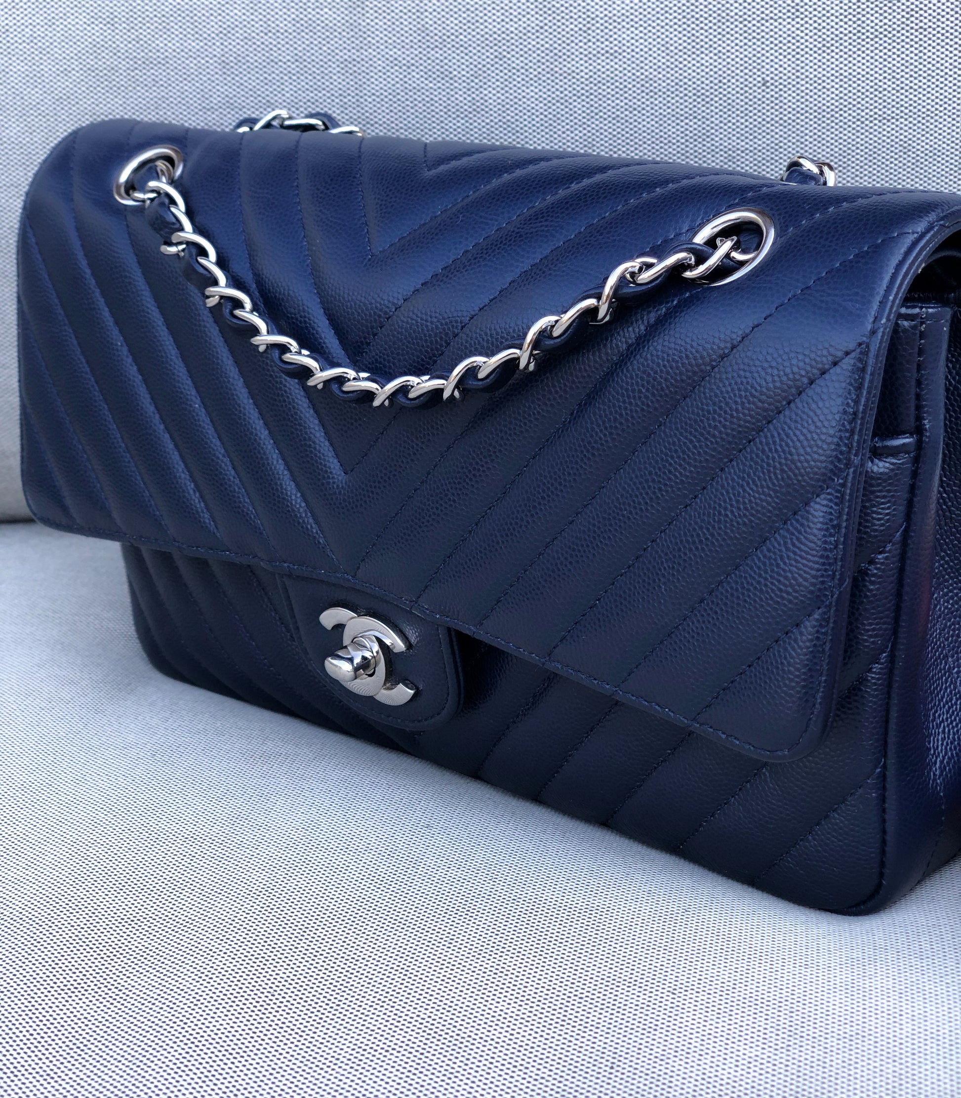 Chanel sac à main timeless / classique chevron cuir grainé bleu.
