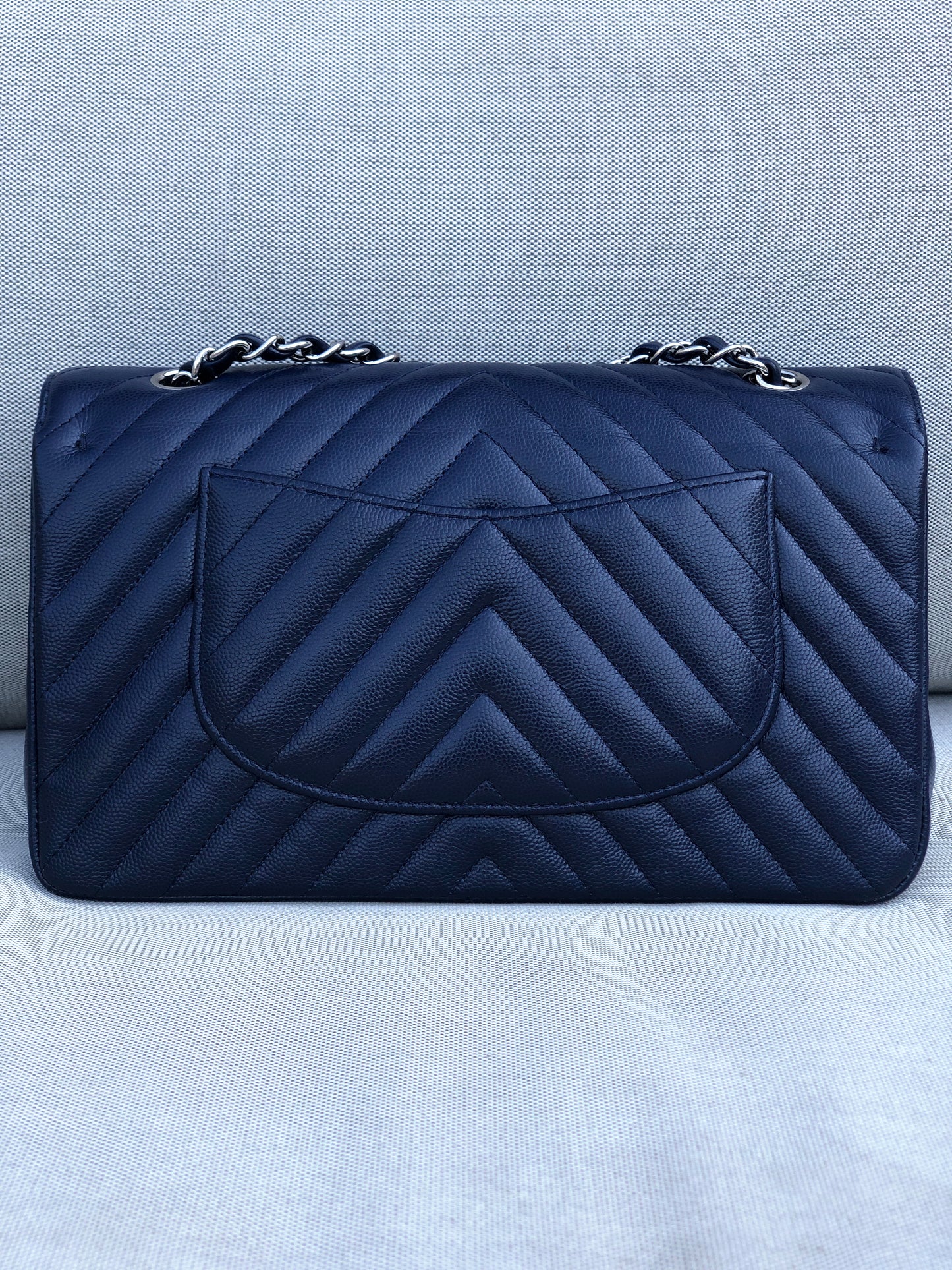 Chanel sac à main timeless / classique chevron cuir grainé bleu.