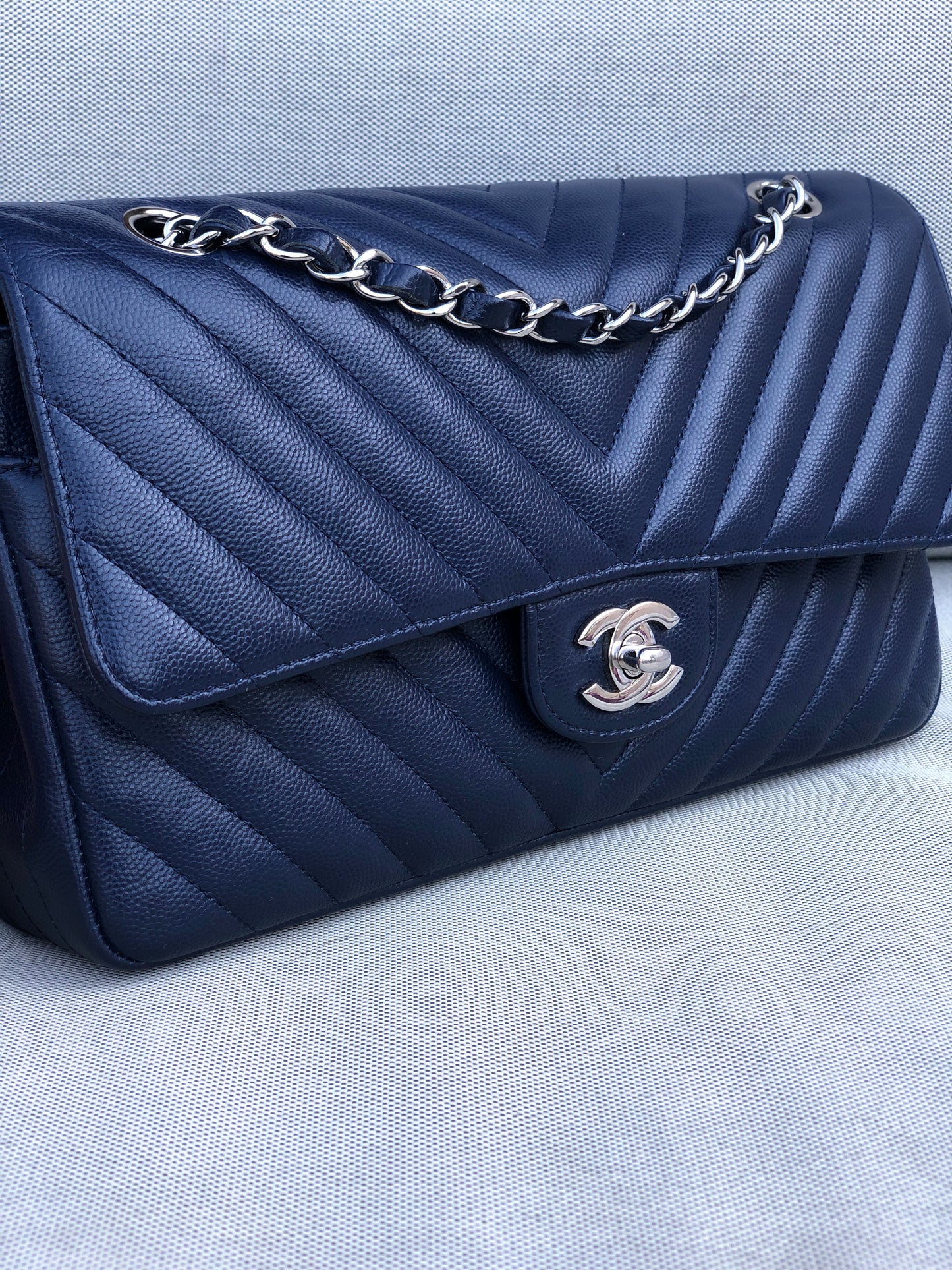 Chanel sac à main timeless / classique chevron cuir grainé bleu.