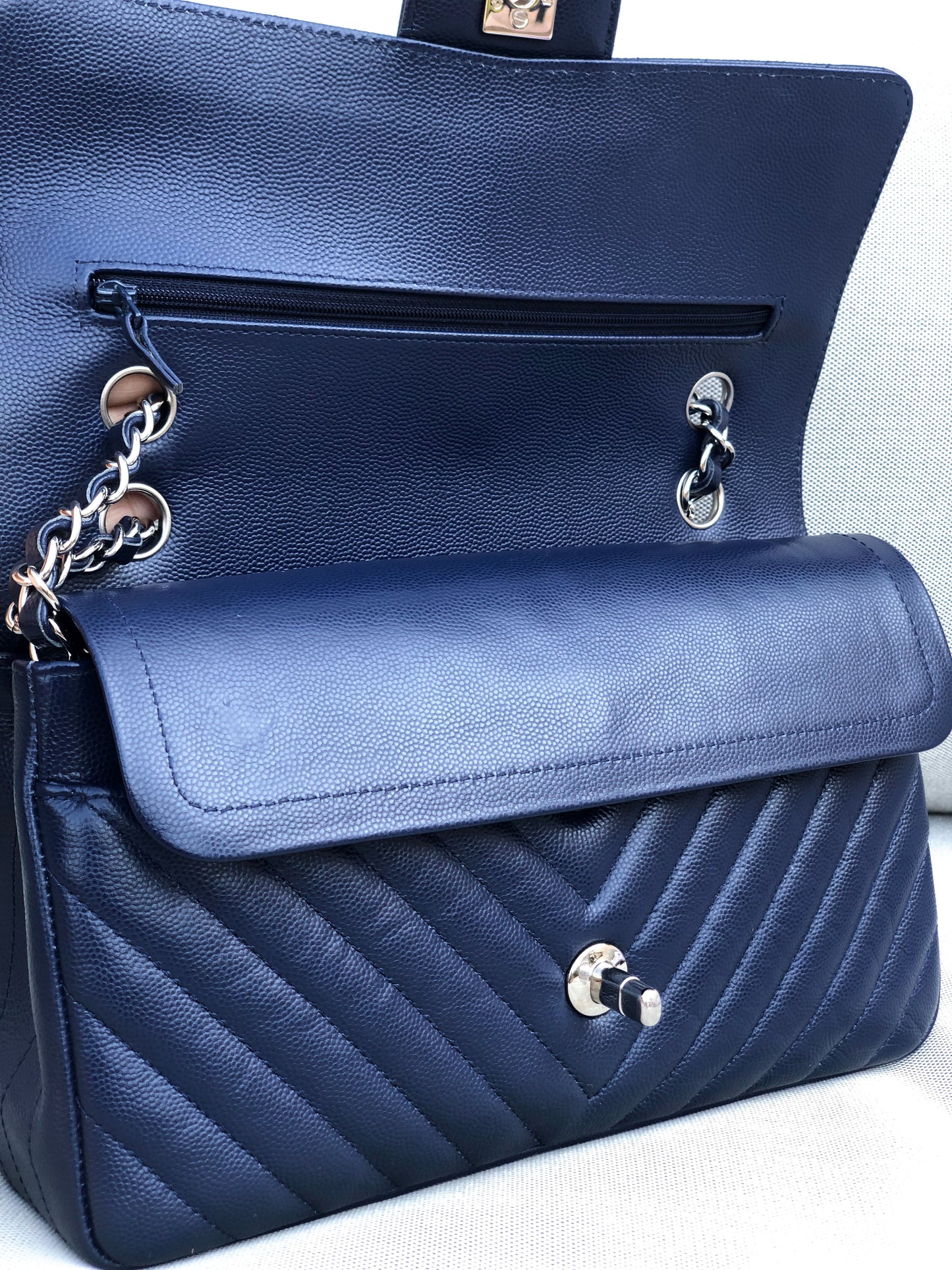 Chanel sac à main timeless / classique chevron cuir grainé bleu.