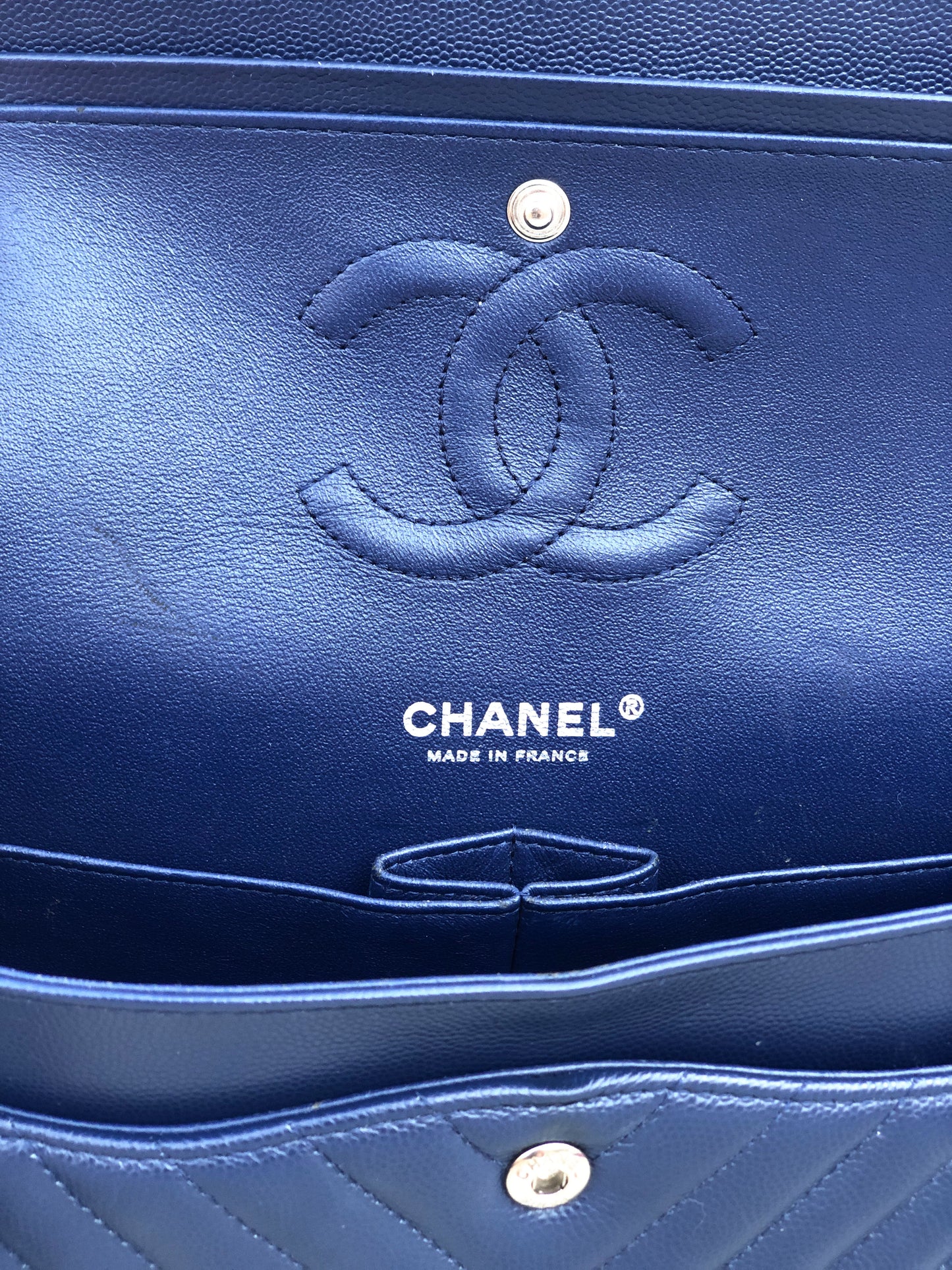 Chanel sac à main timeless / classique chevron cuir grainé bleu.