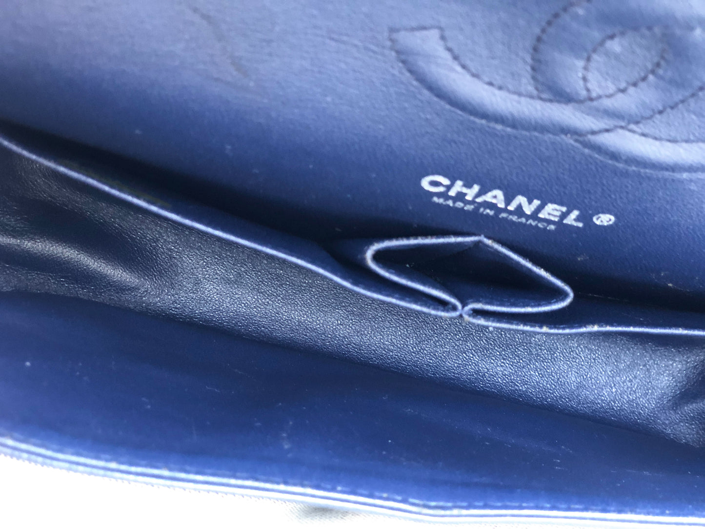 Chanel sac à main timeless / classique chevron cuir grainé bleu.