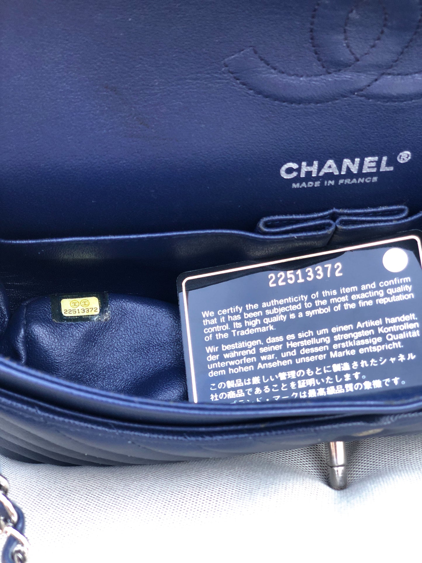 Chanel sac à main timeless / classique chevron cuir grainé bleu.