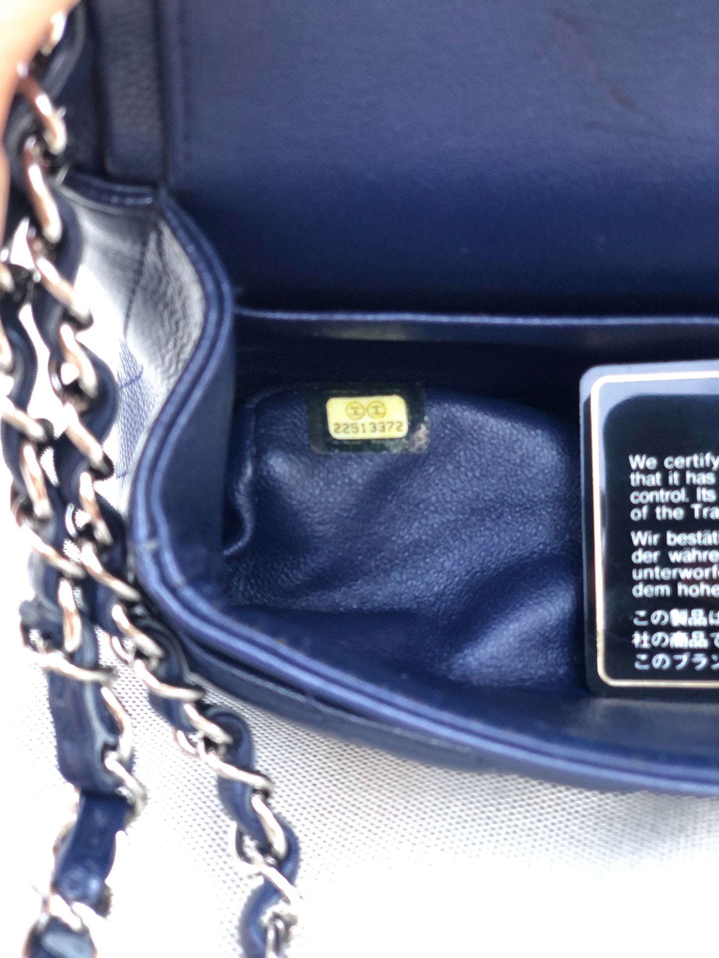 Chanel sac à main timeless / classique chevron cuir grainé bleu.