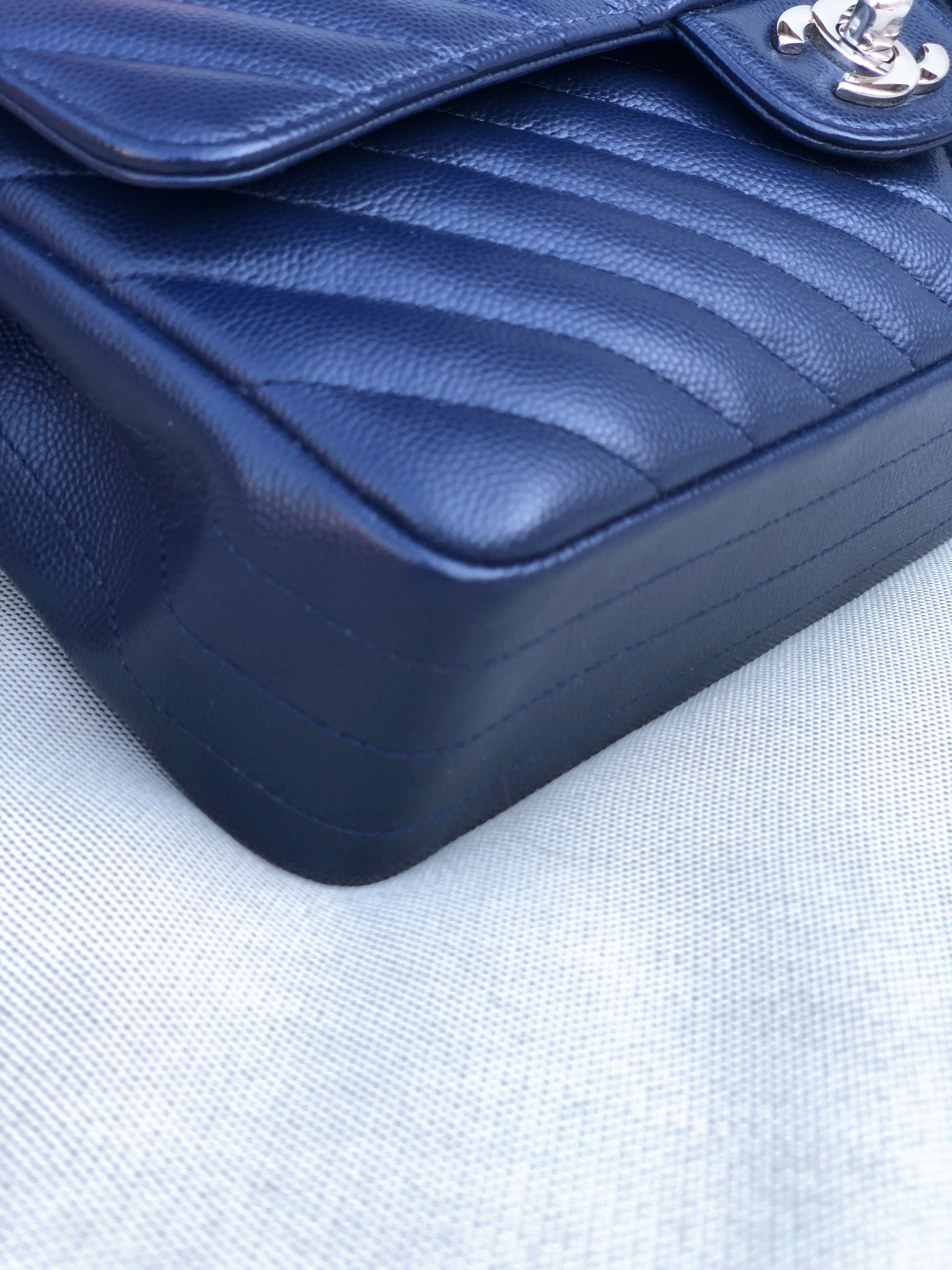 Chanel sac à main timeless / classique chevron cuir grainé bleu.