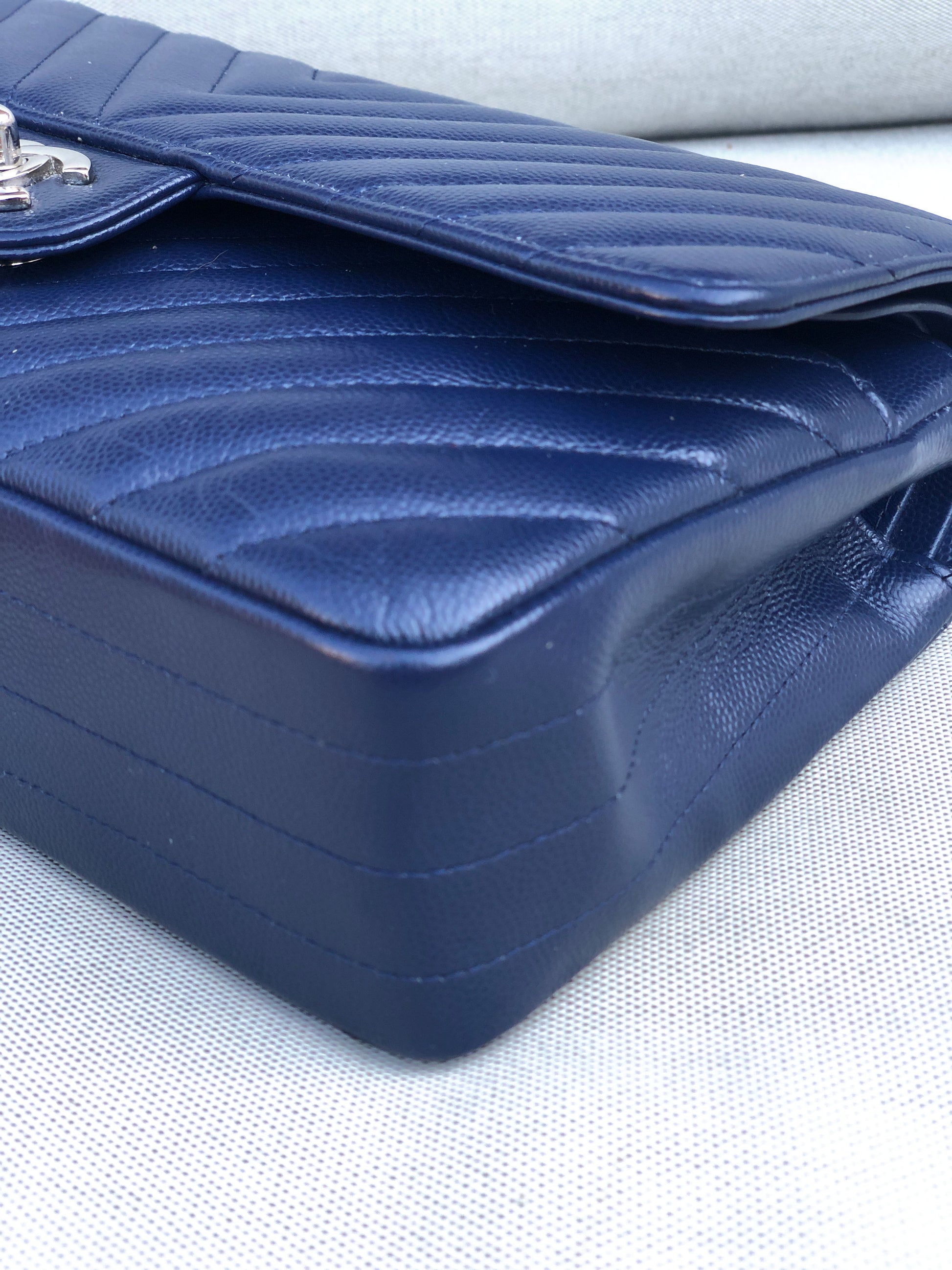 Chanel sac à main timeless / classique chevron cuir grainé bleu.