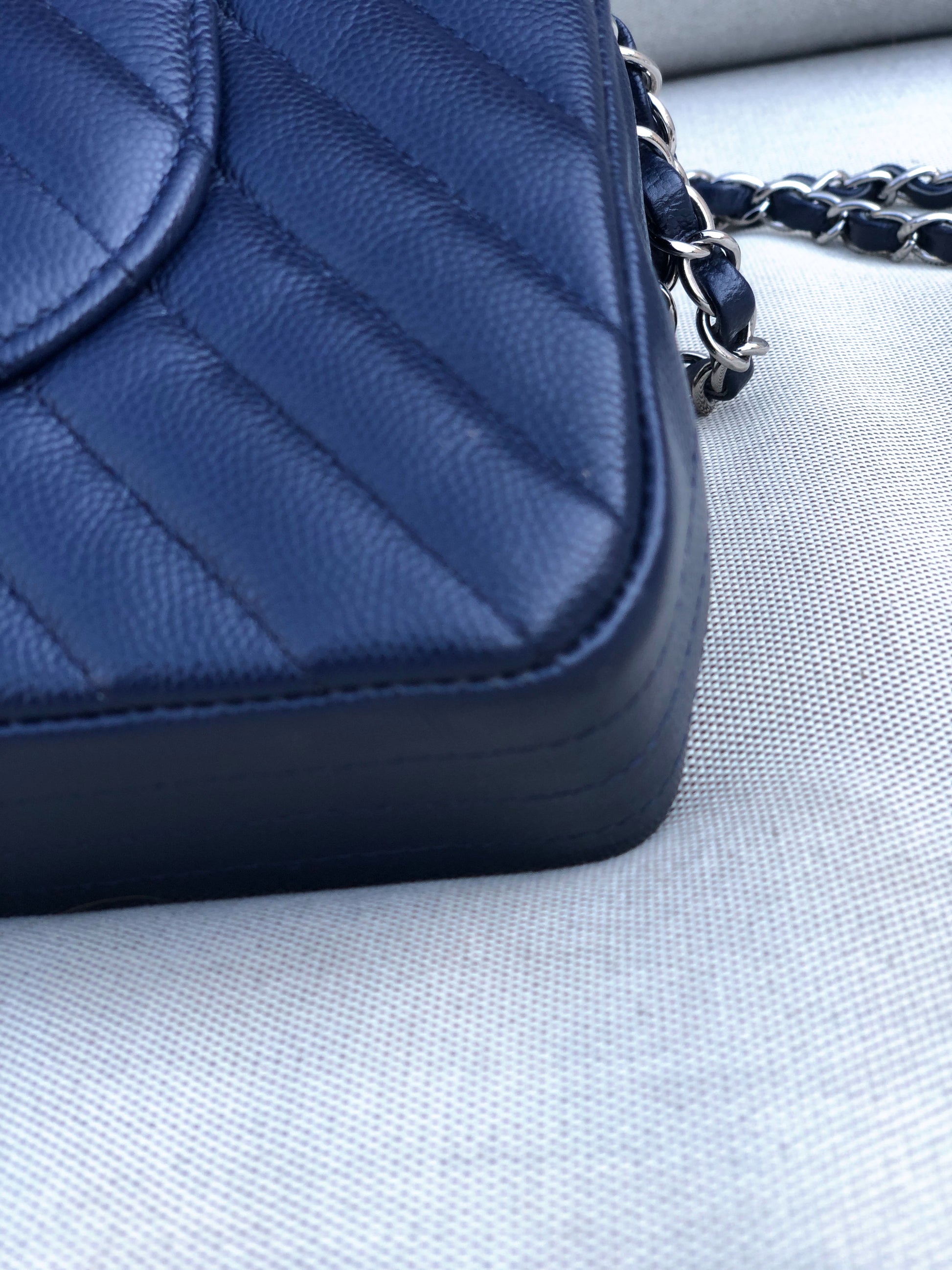 Chanel sac à main timeless / classique chevron cuir grainé bleu.