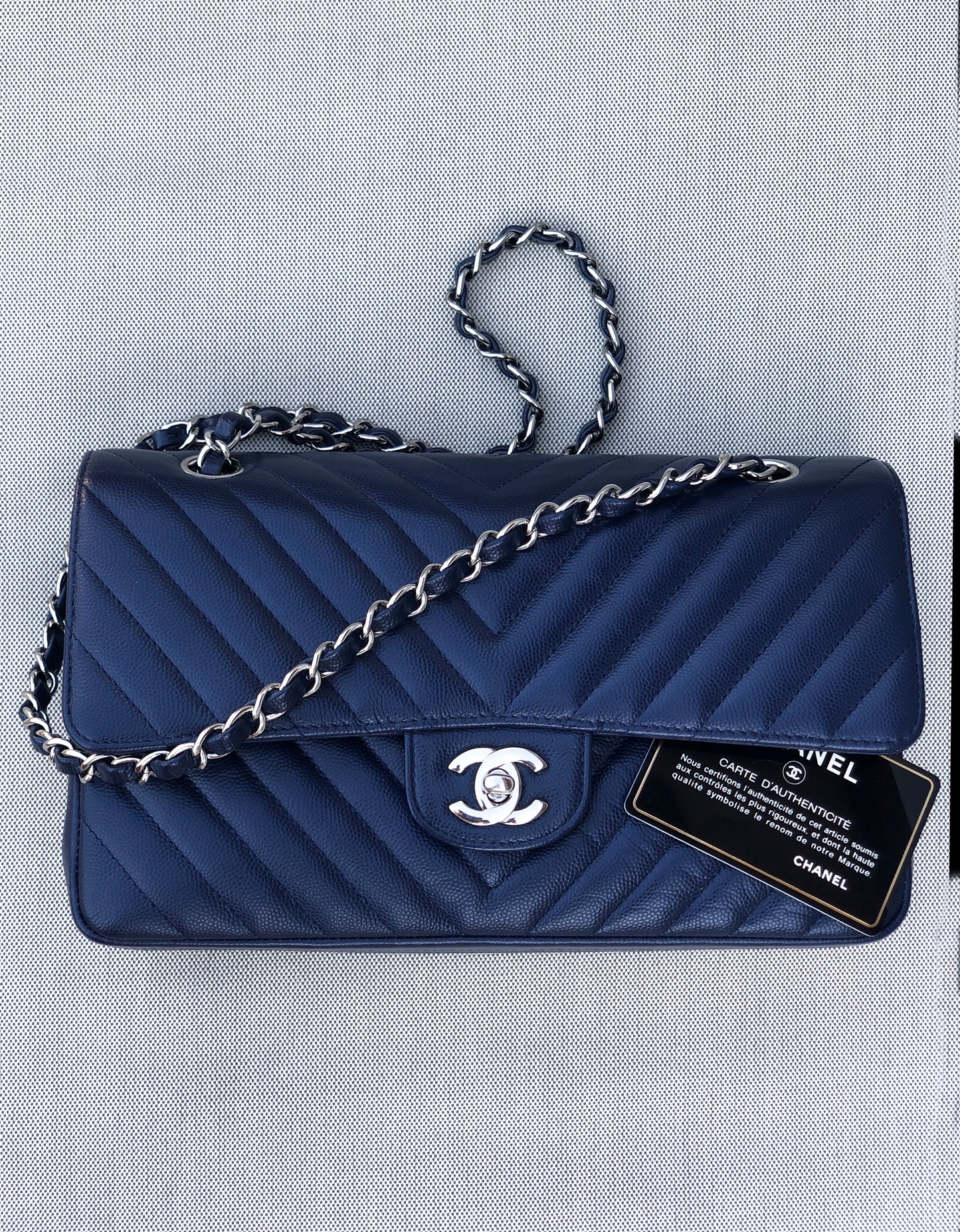 Chanel sac à main timeless / classique chevron cuir grainé bleu.