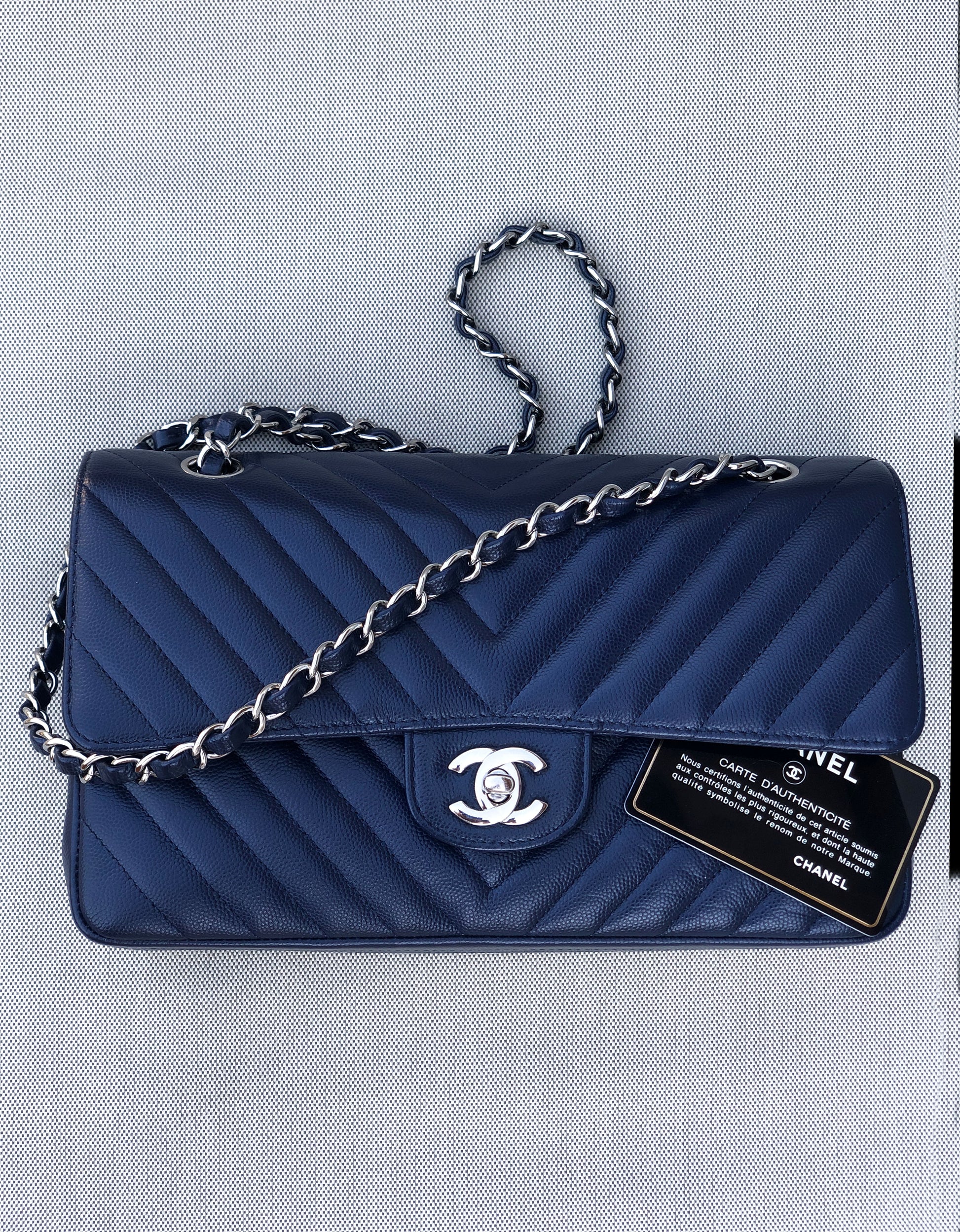 Chanel sac à main timeless / classique chevron cuir grainé bleu.