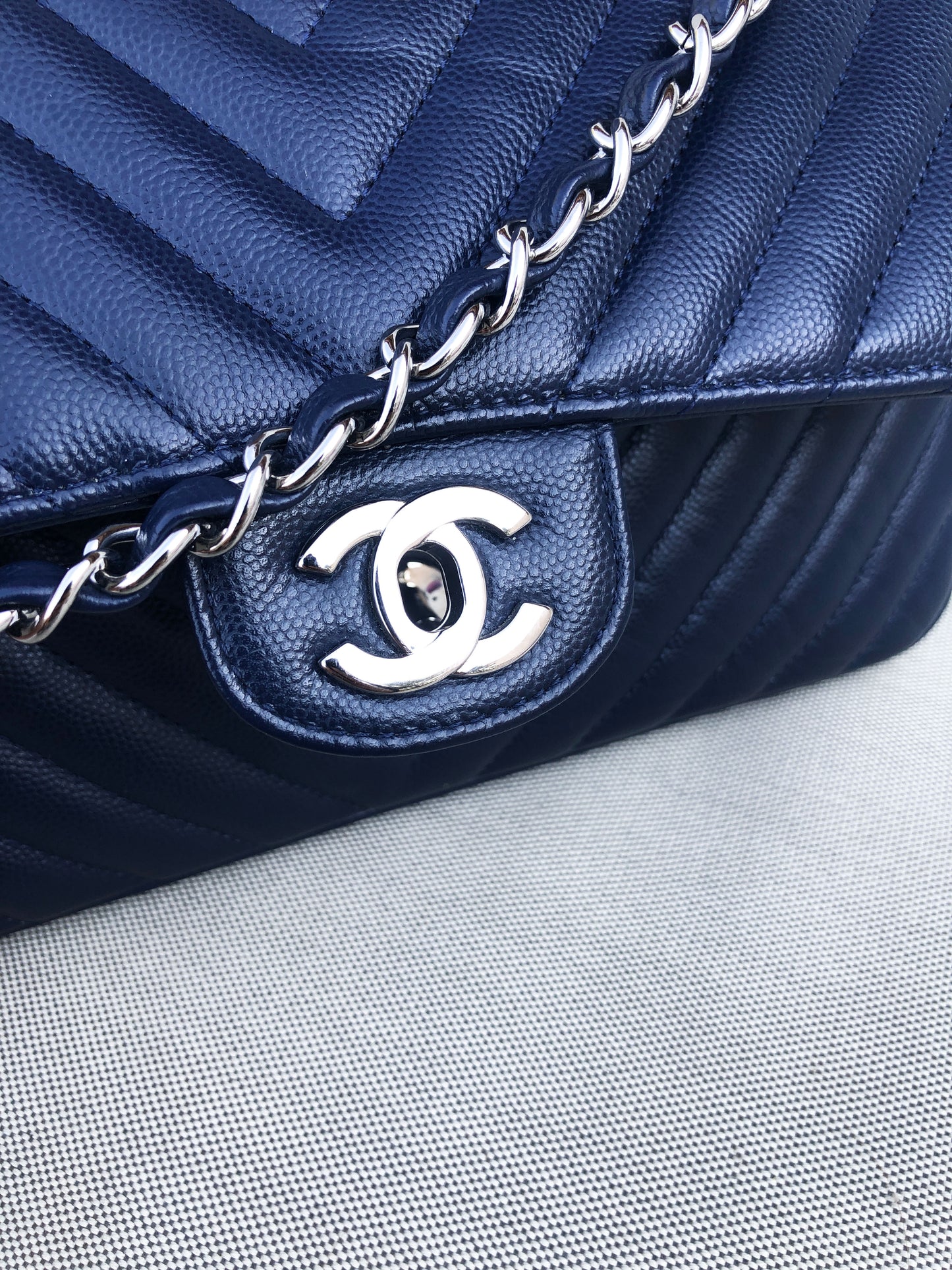 Chanel sac à main timeless / classique chevron cuir grainé bleu.