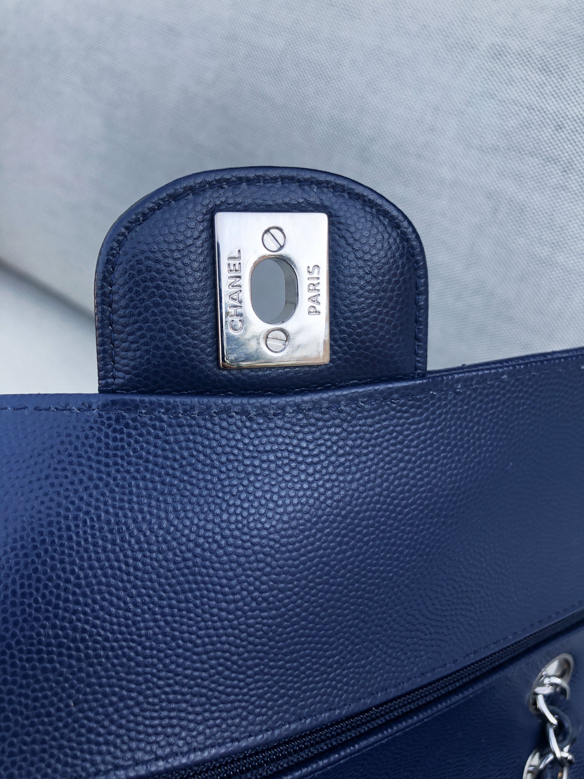 Chanel sac à main timeless / classique chevron cuir grainé bleu.