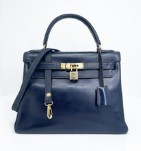 Load image into Gallery viewer, Sac Vintage Hermès Kelly 28 bleu marine en cuir de box
