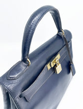 Charger l&#39;image dans la galerie, Sac Vintage Hermès Kelly 28 bleu marine en cuir de box
