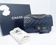 Charger l&#39;image dans la galerie, Sac à main Chanel Classique 23 cm en cuir d&#39;agneau noir et métal doré plaqué or.
